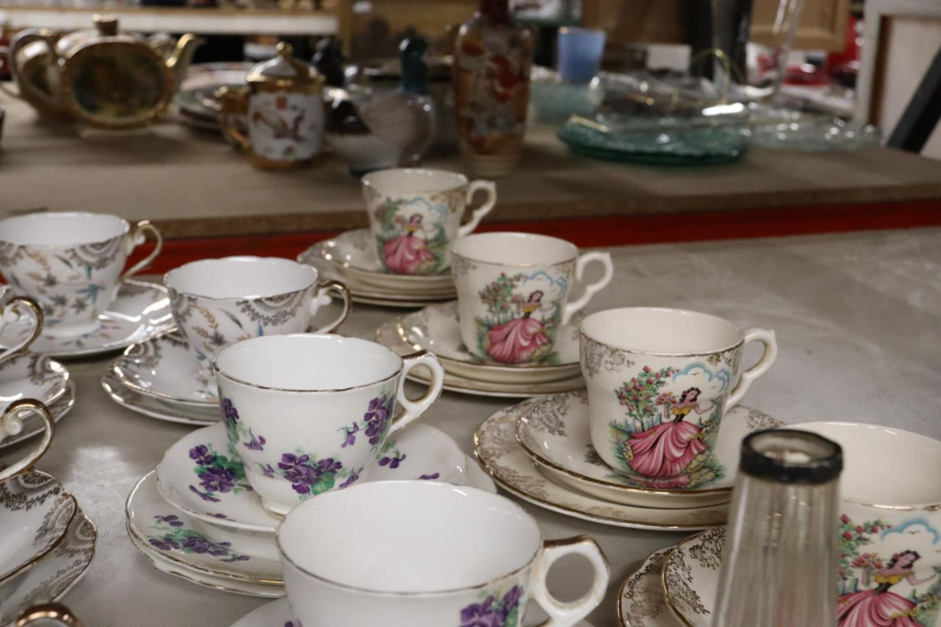 A LARGE QUANTITY OF VINTAGE CHINA TRIOS TO INCLUDE EDWARDIAN POTTERY, A , HALLMARKED SILVER TOPPED - Image 4 of 5