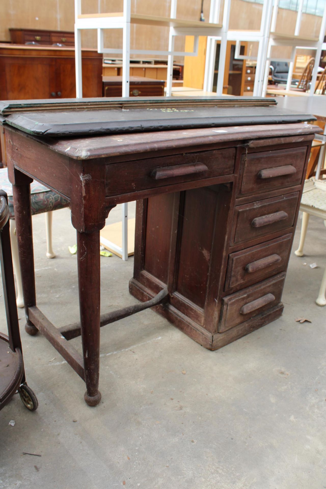 AN EARLY 20TH CENTURY OAK SINGLE PEDESTAL DESK ENCLOSING FIVE DRAWERS AND A SLIDE 36" X 21" - Image 2 of 2