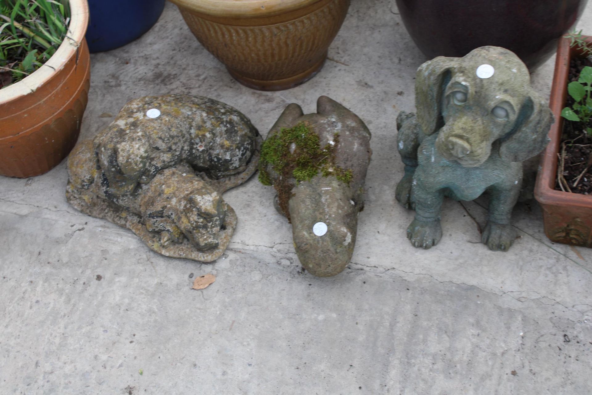 AN ASSORTMENT OF GARDEN ITEMS TO INCLUDE THREE CONCRETE FIGURES, GLAZED POTS AND A GALVANISED - Bild 2 aus 3