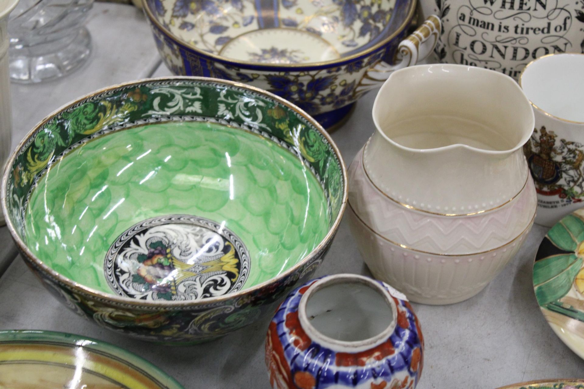 A LARGE QUANTITY OF CERAMIC ITEMS TO INCLUDE A WEDGWOOD 'THE LONDON JUG', NORITAKE AND MALING BOWLS, - Image 4 of 6