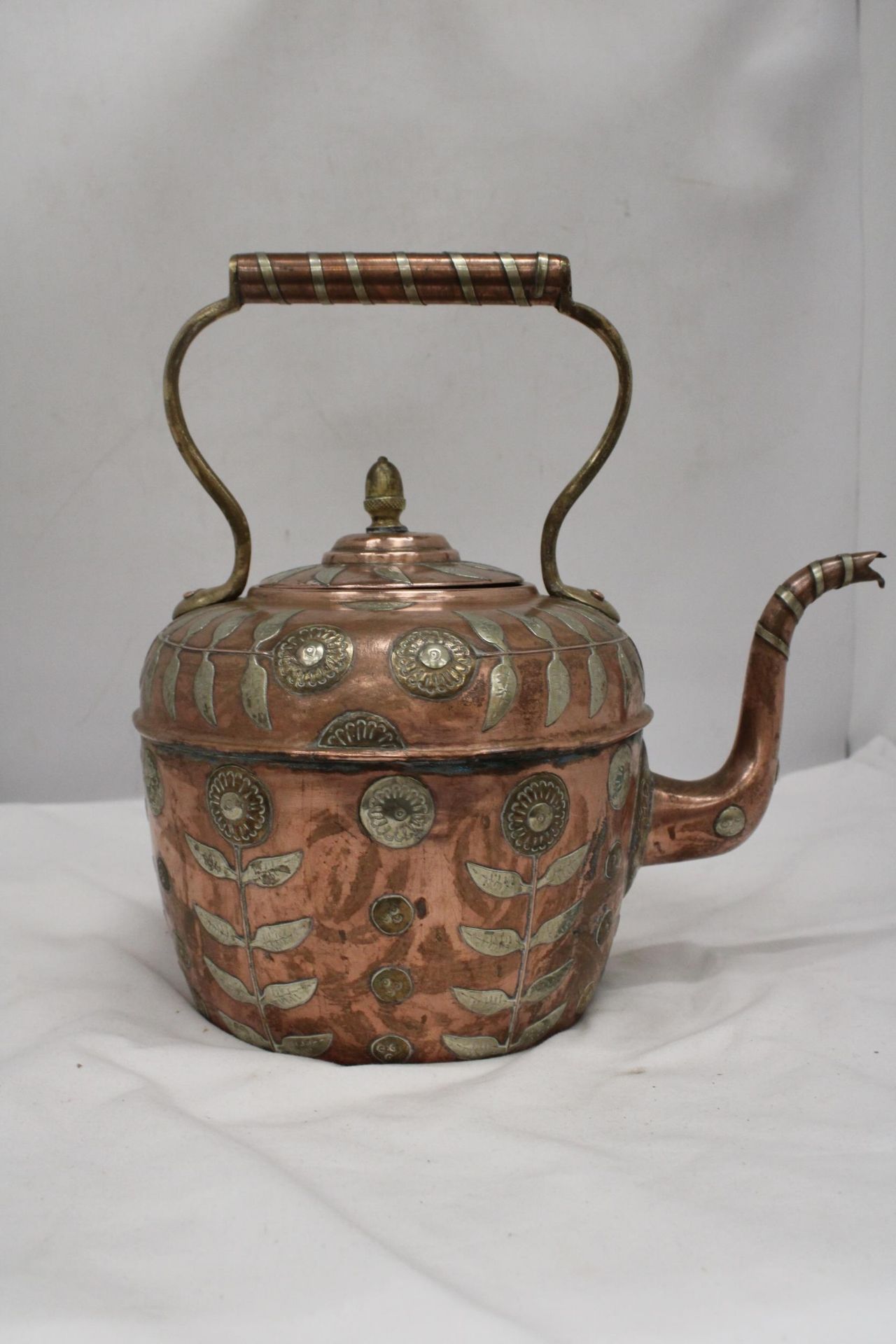 A 1900'S VICTORIAN COPPER KETTLE WITH BRASS FLORAL DETAIL - Image 4 of 5