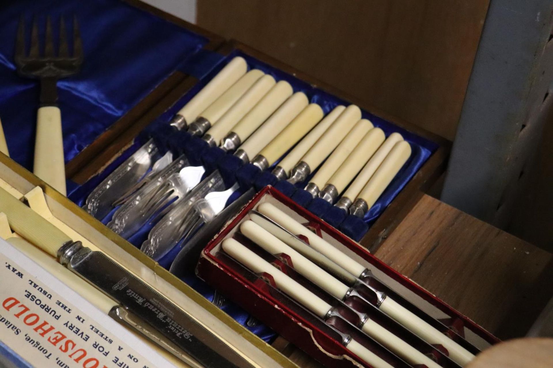 FIVE VINTAGE FLATWARE SETS, IN BOXES, TO INCLUDE CARVING SETS - Bild 3 aus 5