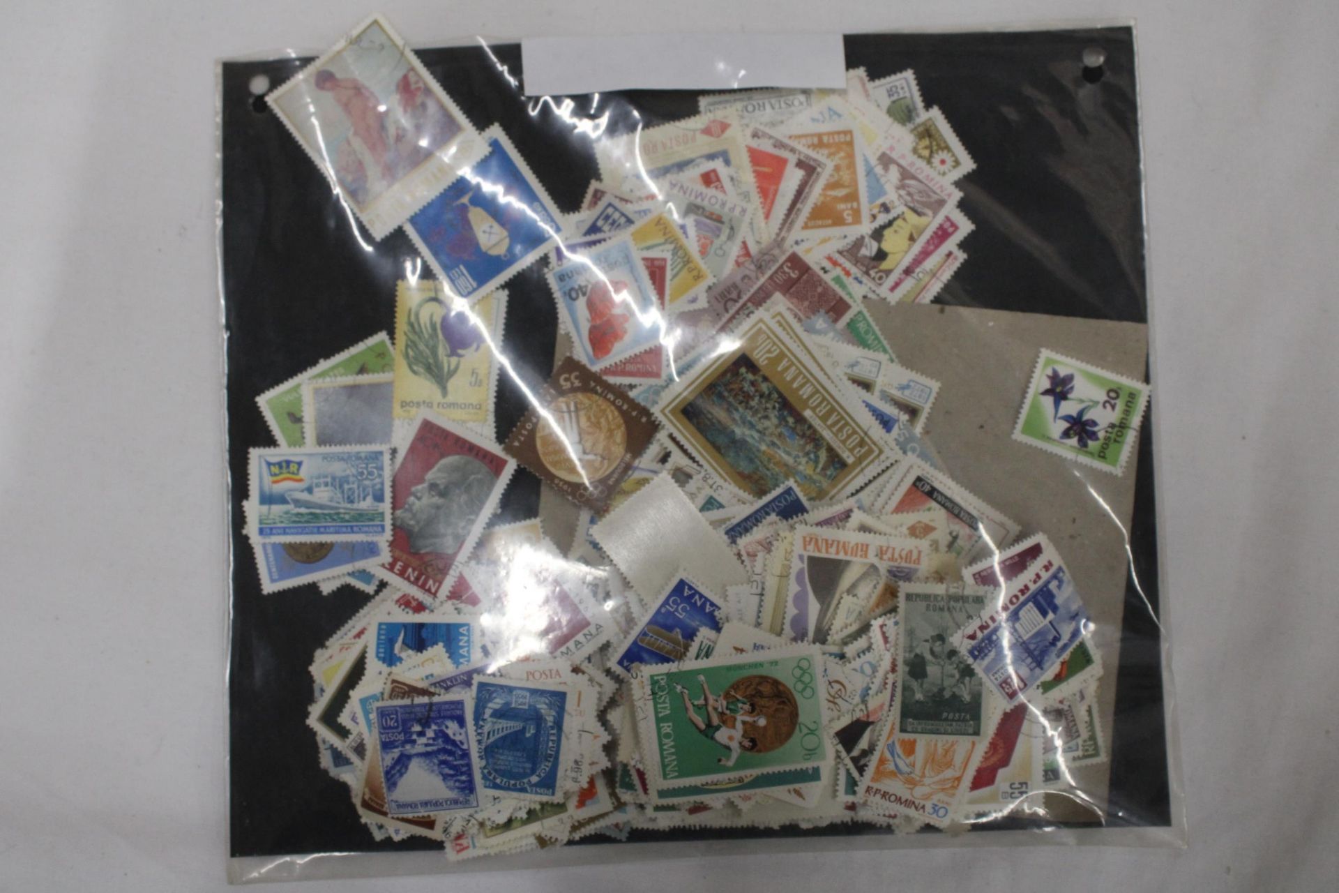 A QUANTITY OF LOOSE STAMPS FROM AROUND THE WORLD - Image 2 of 7