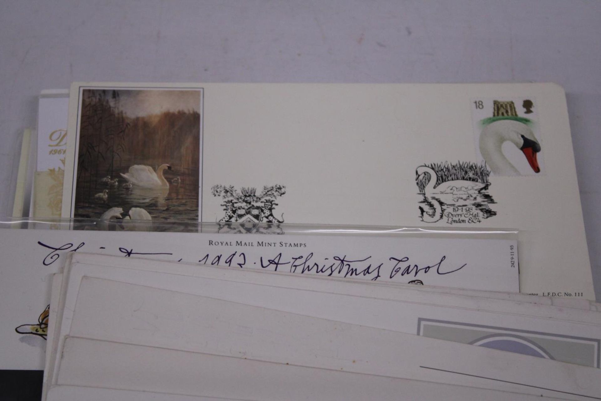 A COLLECTION OF FIRST DAY COVERS AND UNUSED COMMERMORATIVE STAMPS - Bild 3 aus 5