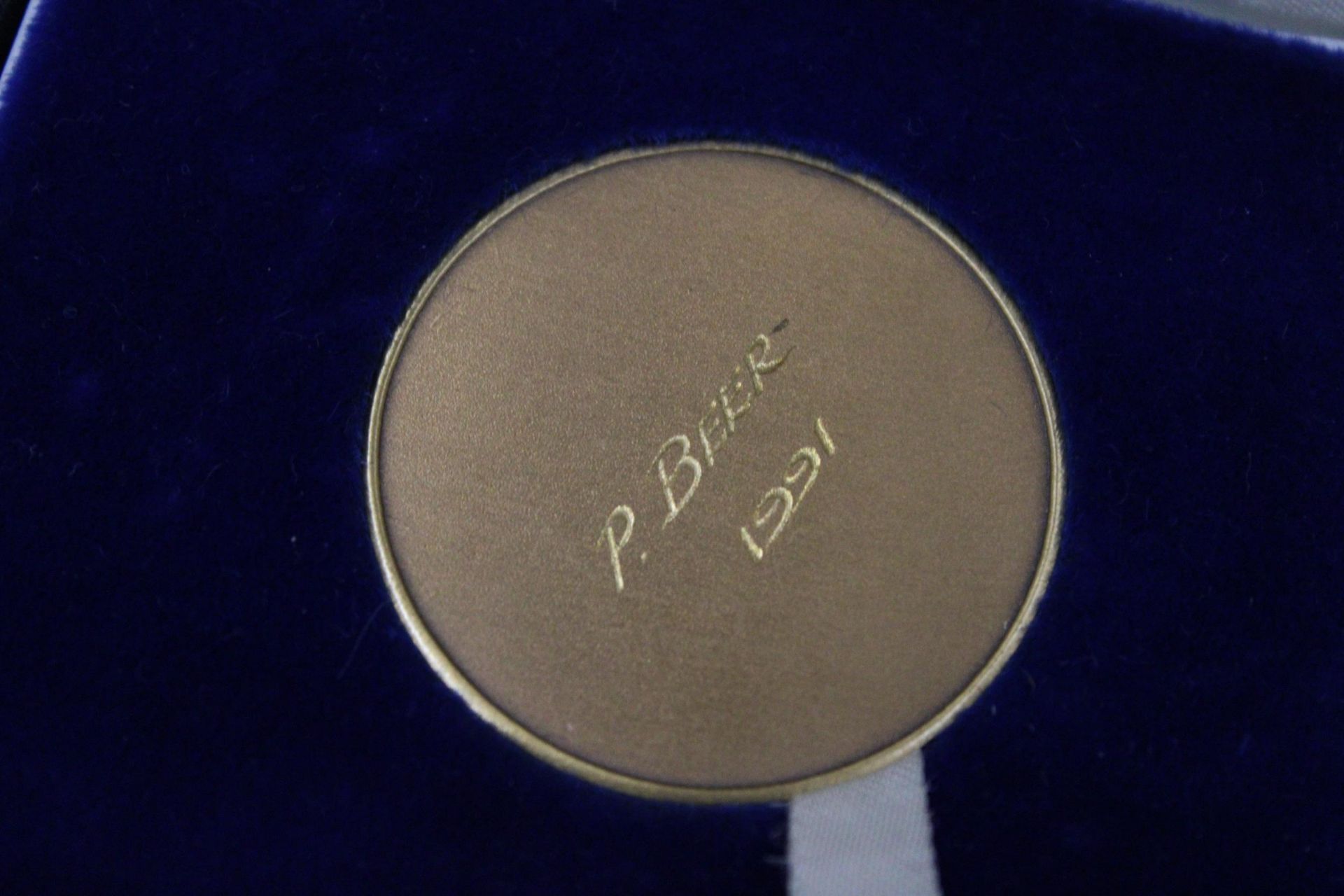 A BOXED BRONZE MEDAL AND ACCOMPANYING PATCH - Bild 4 aus 5