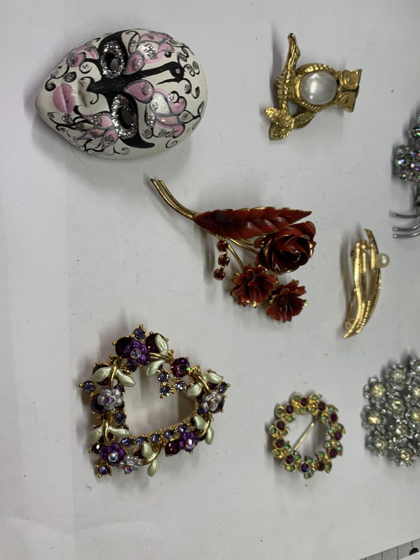 A QUANTITY OF BROOCHES - Image 3 of 3