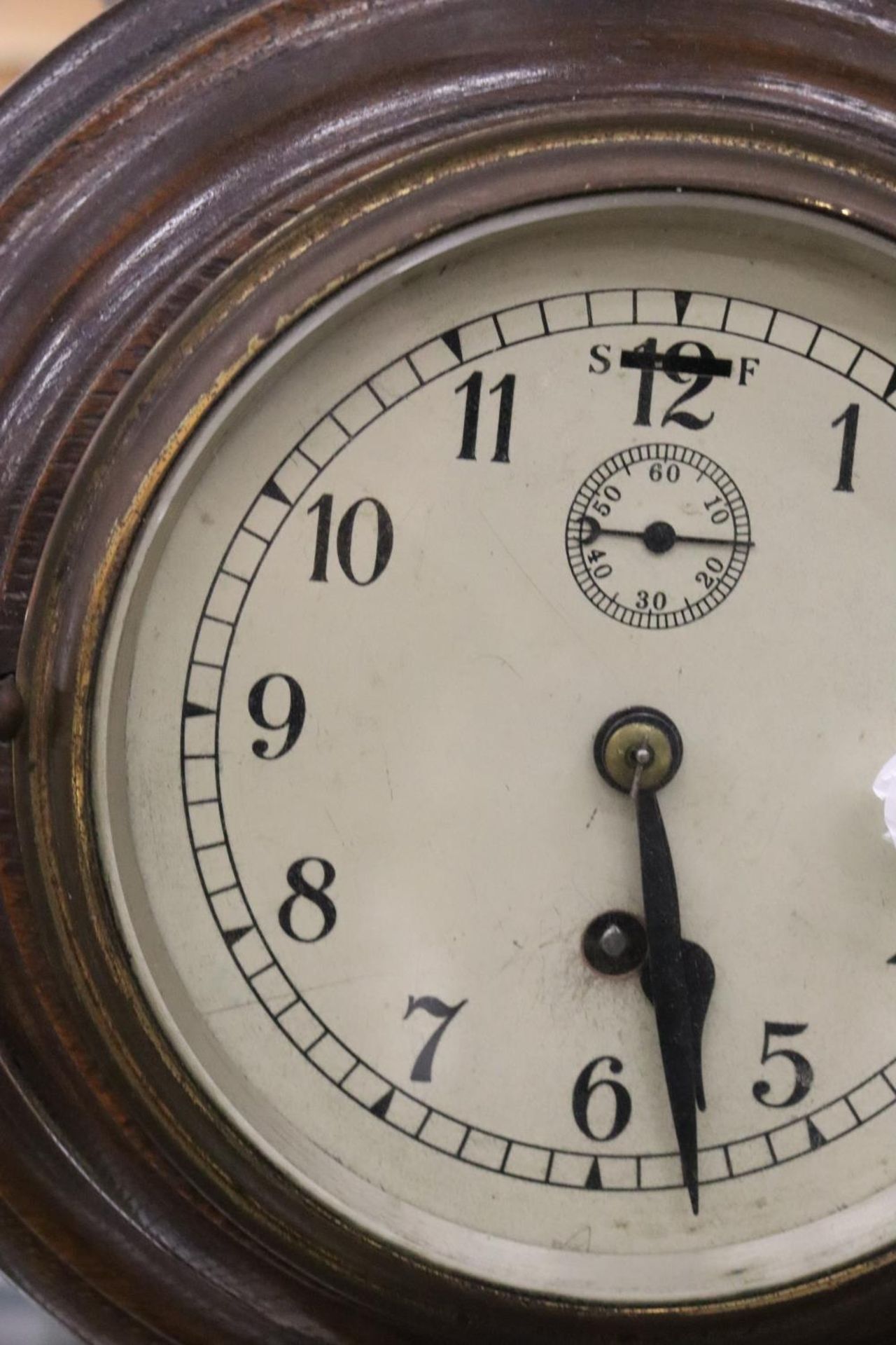 A VINTAGE MAHOGANY CASED ROUND WALL CLOCK - Image 2 of 3