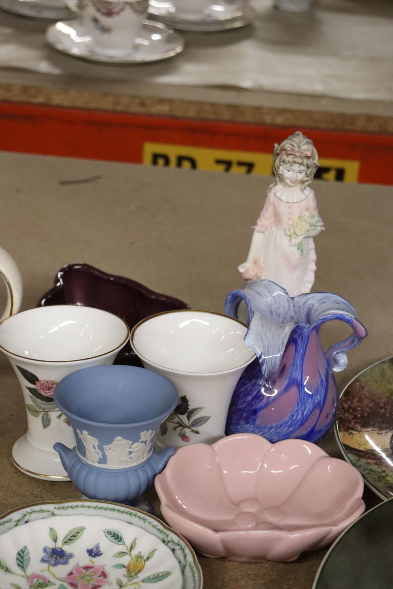 A MIXED LOT OF CERAMICS TO INCLUDE LIMOGES PIN TRAYS, CABINET PLATES, MINTON, WEDGWOOD, ETC - Image 3 of 5