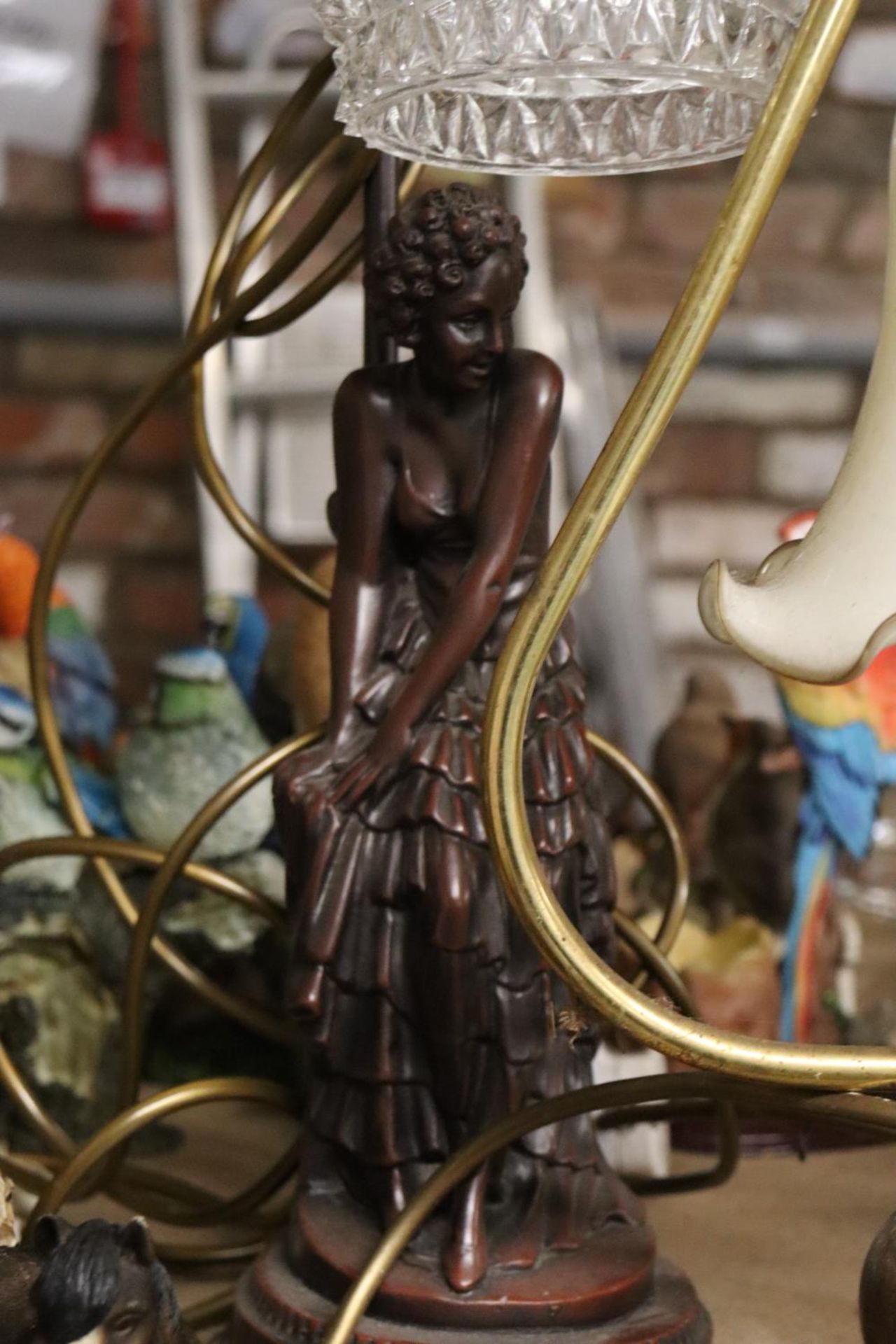TWO VINTAGE TABLE LAMPS TO INCLUDE A WOODEN ONE WITH LADY FIGURE AND A BRASS AND WOODEN ONE - Bild 4 aus 6
