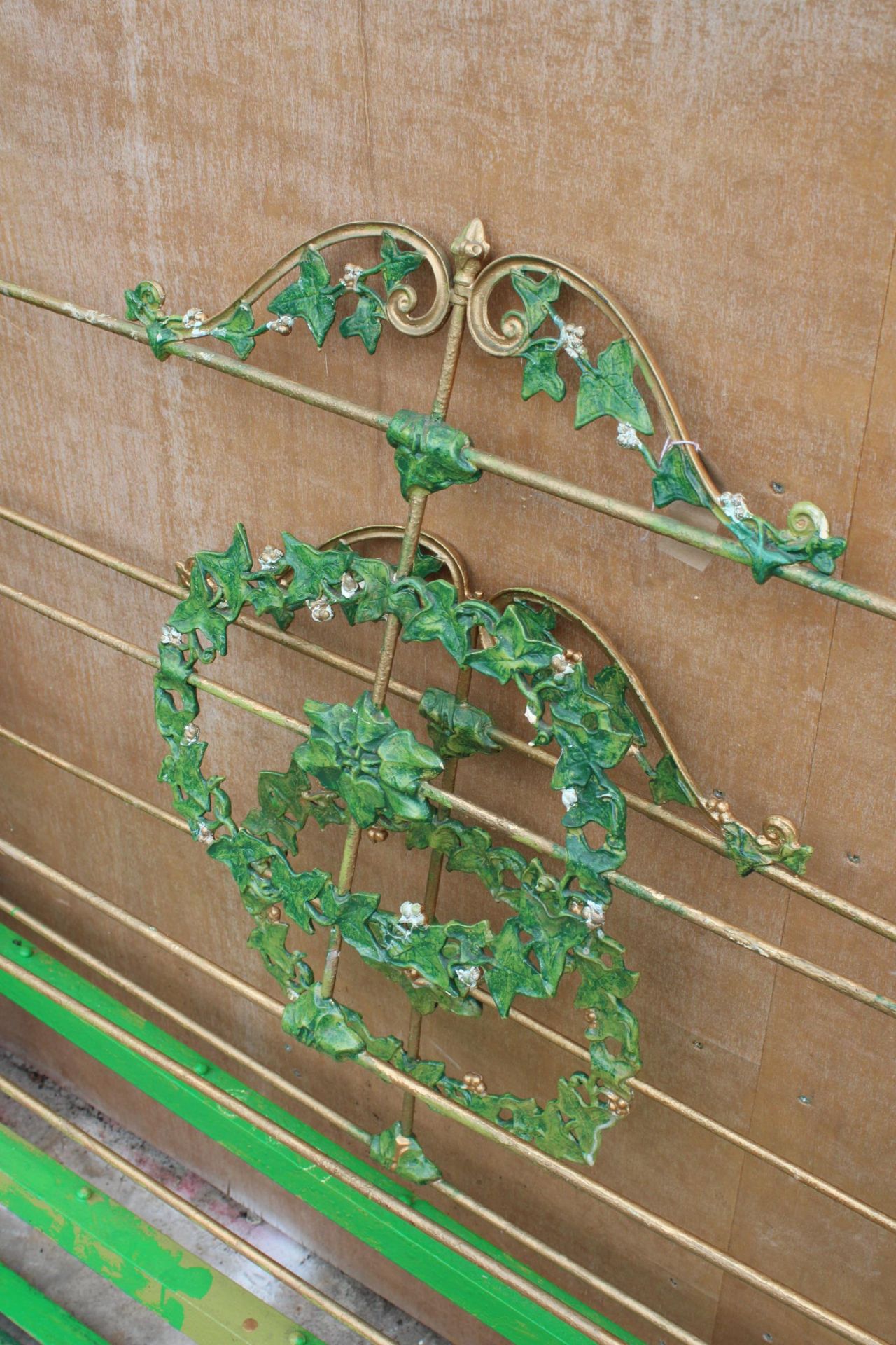 A BRASS AND IRON 4'6" BEDSTEAD DECORATED WITH LEAVES - Image 3 of 3