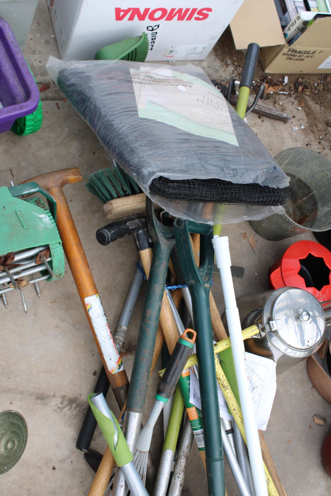 AN ASSORTMENT OF GARDEN ITEMS TO INCLUDE SPADES, FORKS, RAKES AND A SEEDER ETC - Image 3 of 4