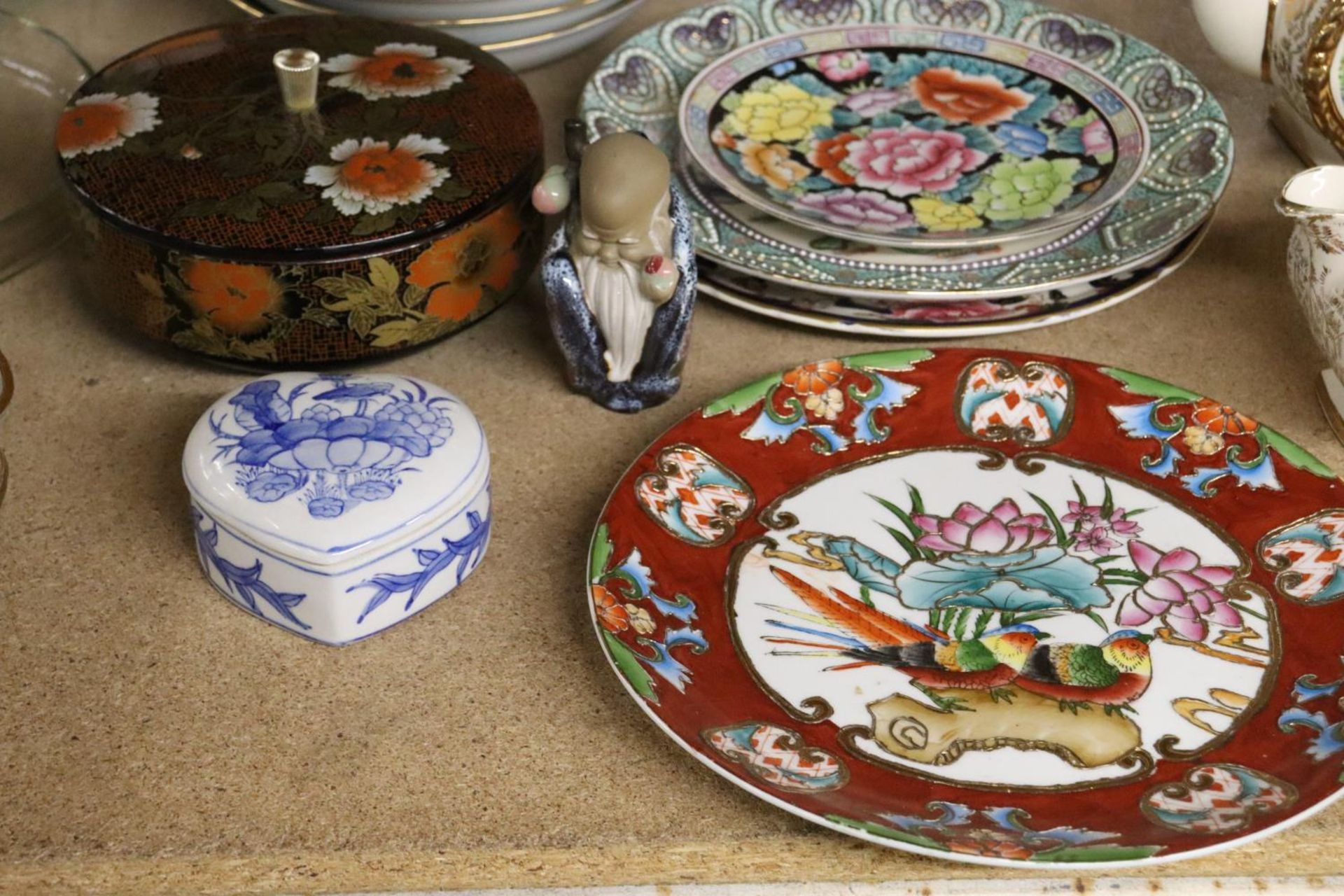 A COLLECTION OF ORIENTAL AND ORIENTAL STYLE ITEMS TO INCLUDE A VASE, PLATES, CUPS, BOWLS, A DUCK, - Image 2 of 5