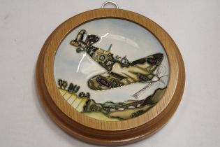 A MOORCRAFT WALL PLAQUE - APPROX 14.5 CM (BOXED)