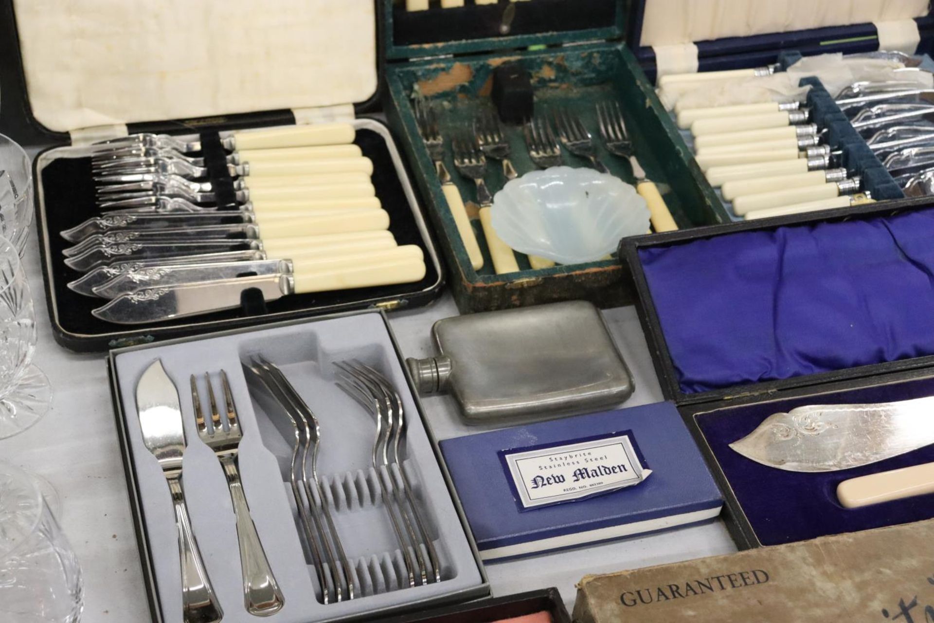 A LARGE QUANTITY OF BOXED FLATWARE TO INCLUDE A SERVING SET - Image 5 of 5
