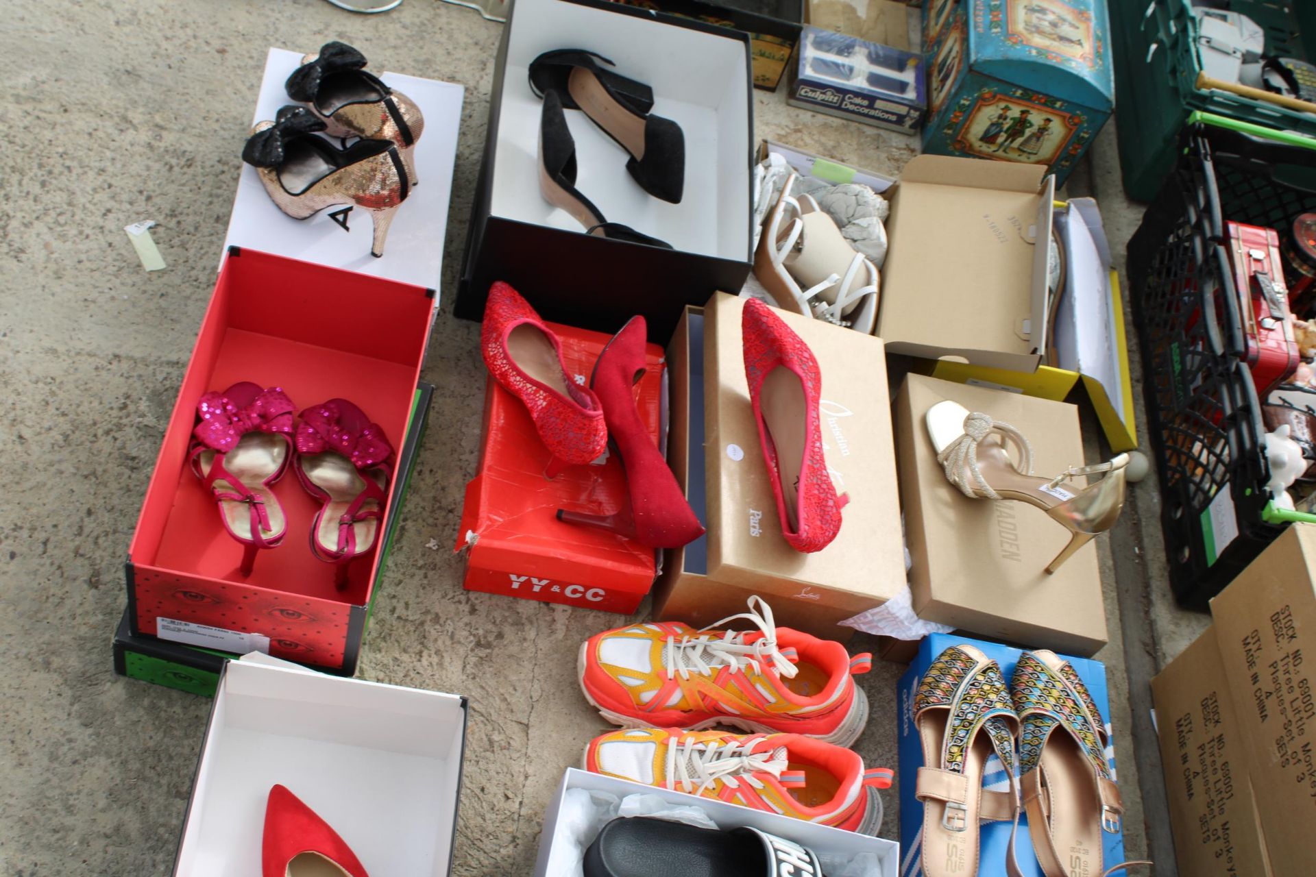 AN ASSORTMENT OF VARIOUS LADIES SHOES - Image 3 of 9