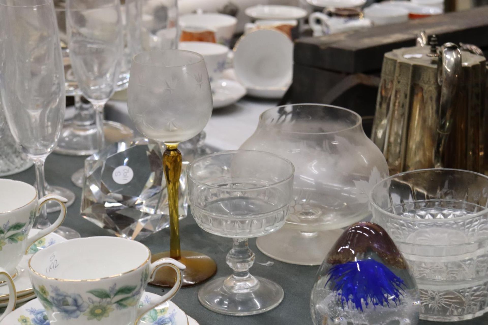 A QUANTITY OF GLASSWARE TO INCLUDE DRINKING GLASSES, PAPERWEIGHT, DECANTER, ETC., - Image 3 of 7