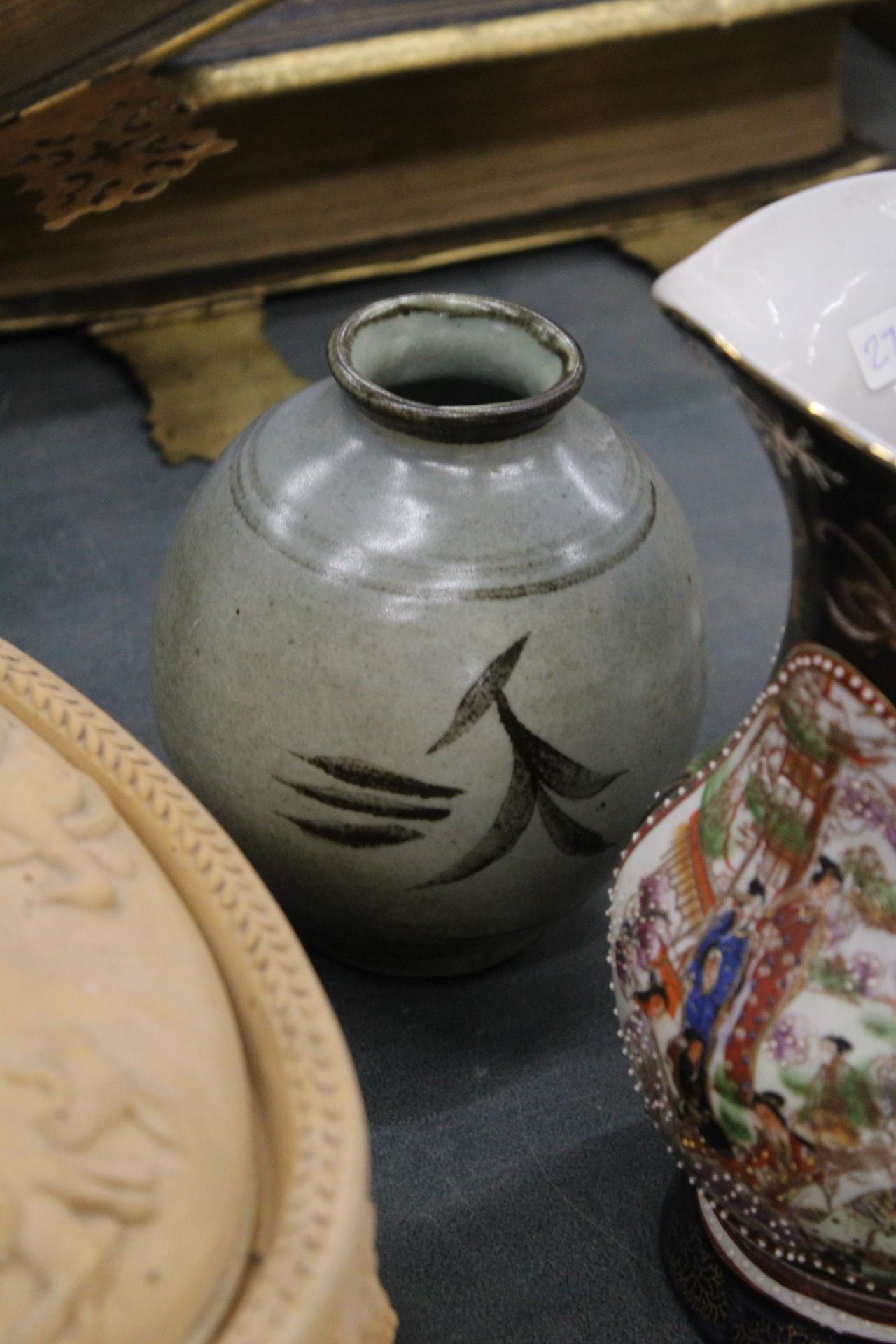 A MASON'S MANDALAY TABLE LAMP, JAPANESE JUG AND BOWL, STONEWARE CASSEROLE DISH WITH RABBIT AND - Bild 6 aus 6