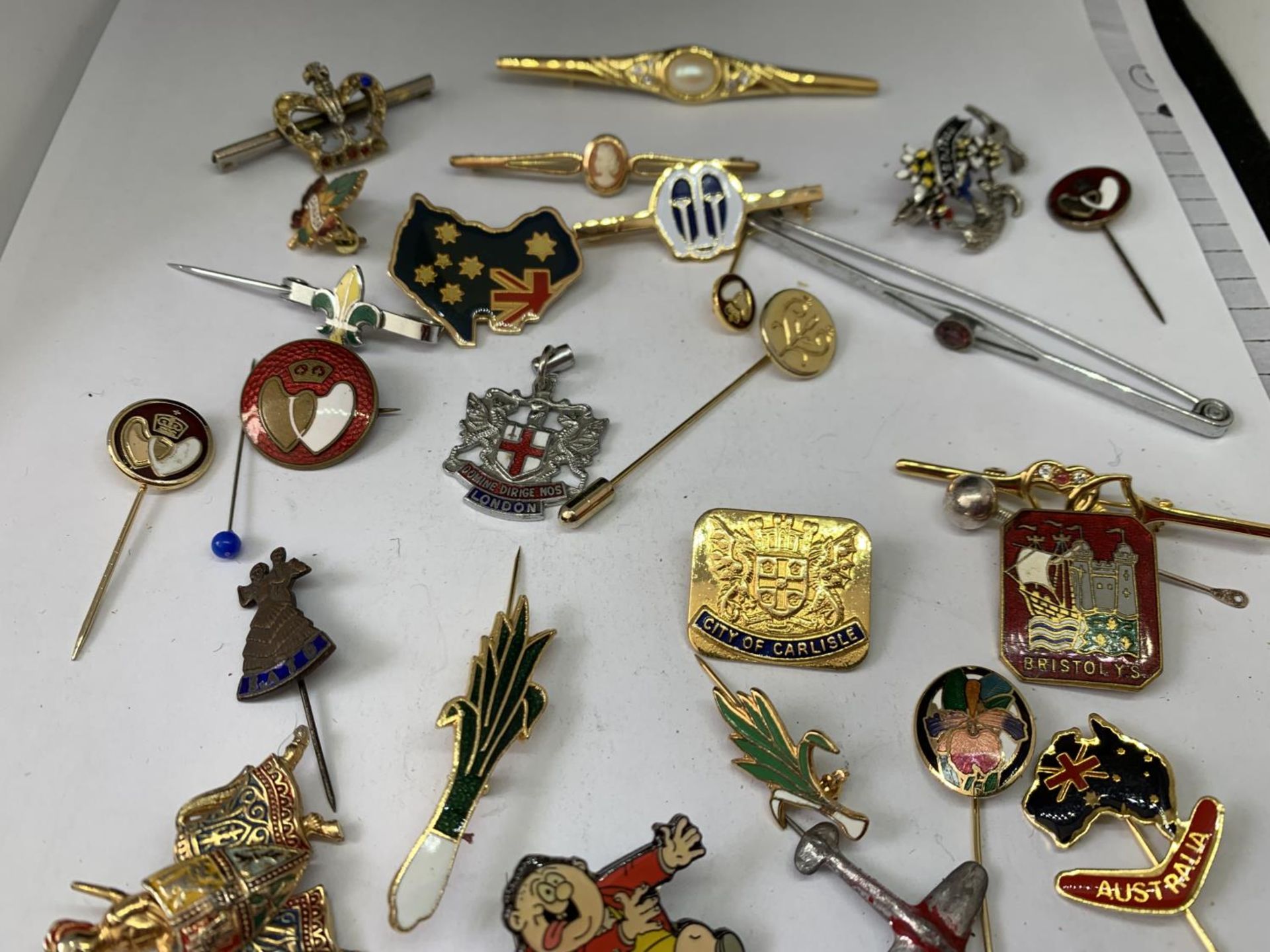 A QUANTITY OF VARIOUS PIN BROOCHES - Bild 3 aus 4