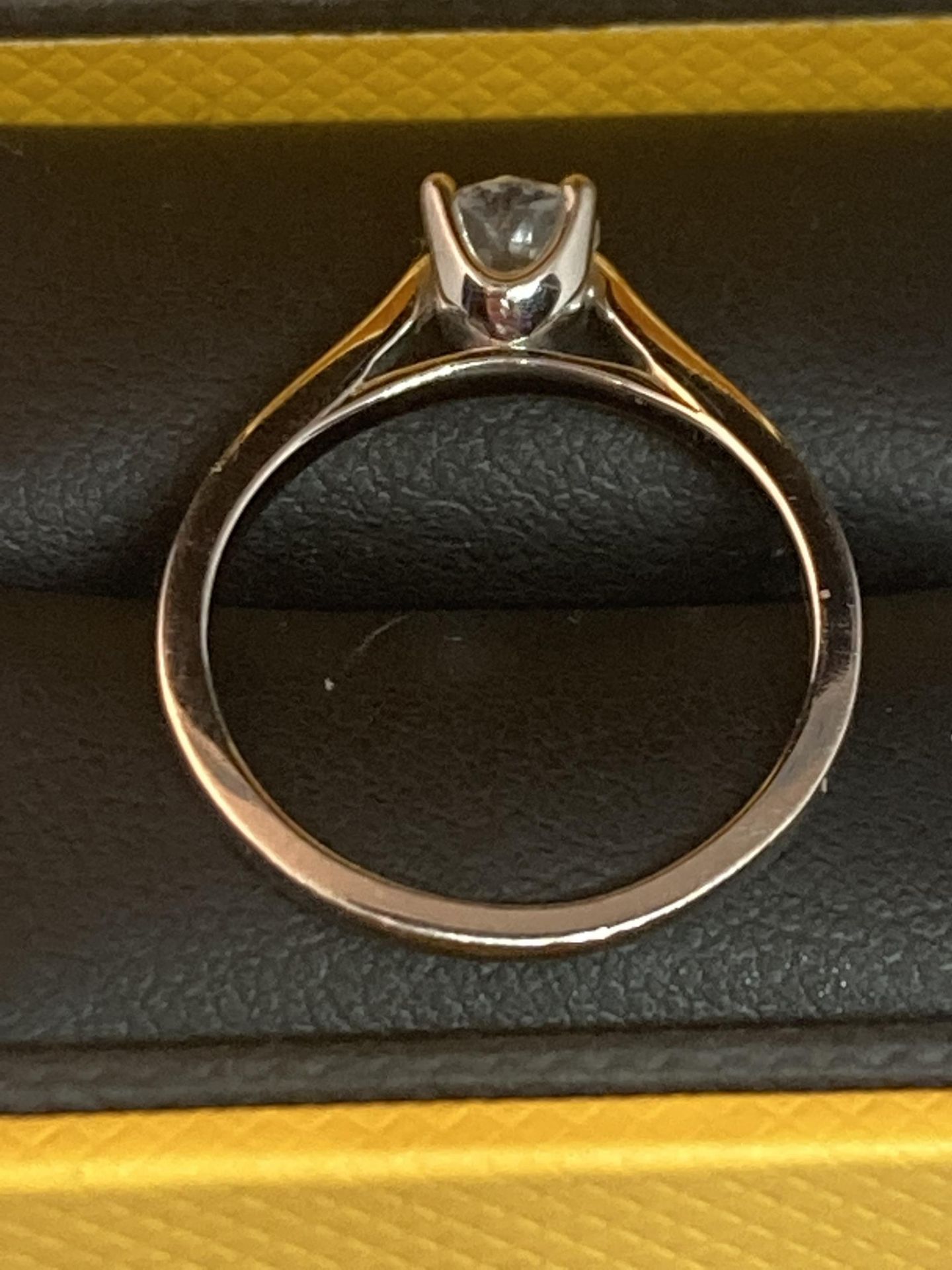 AN 18 CARAT WHITE GOLD RING WITH A 0.5 CARAT SOLITAIRE DIAMOND COMPLETE WITH GGI CERTIFICATE IN - Image 4 of 7