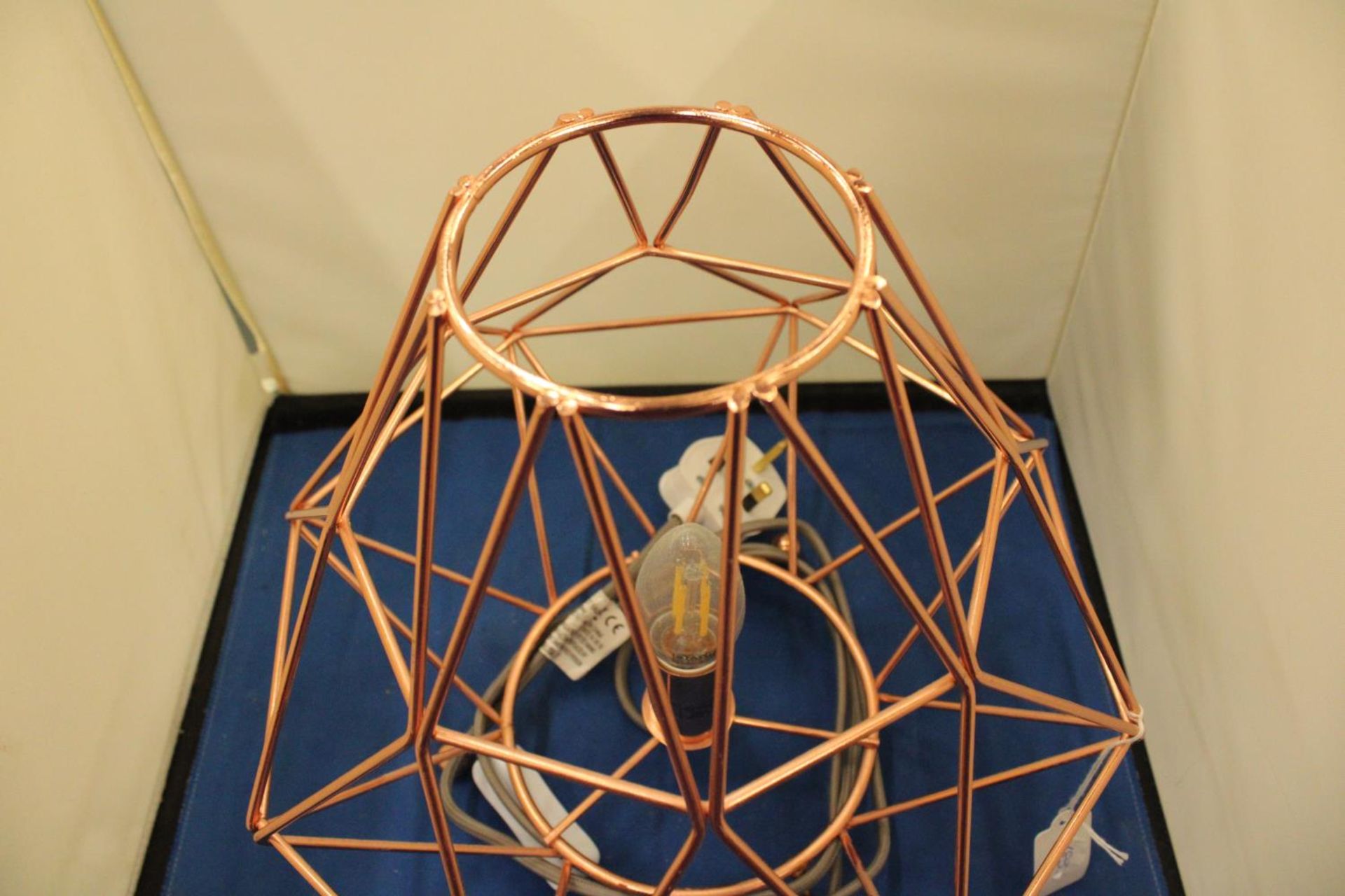 A RETRO COPPER COLOURED TABLE LAMP - Image 3 of 3