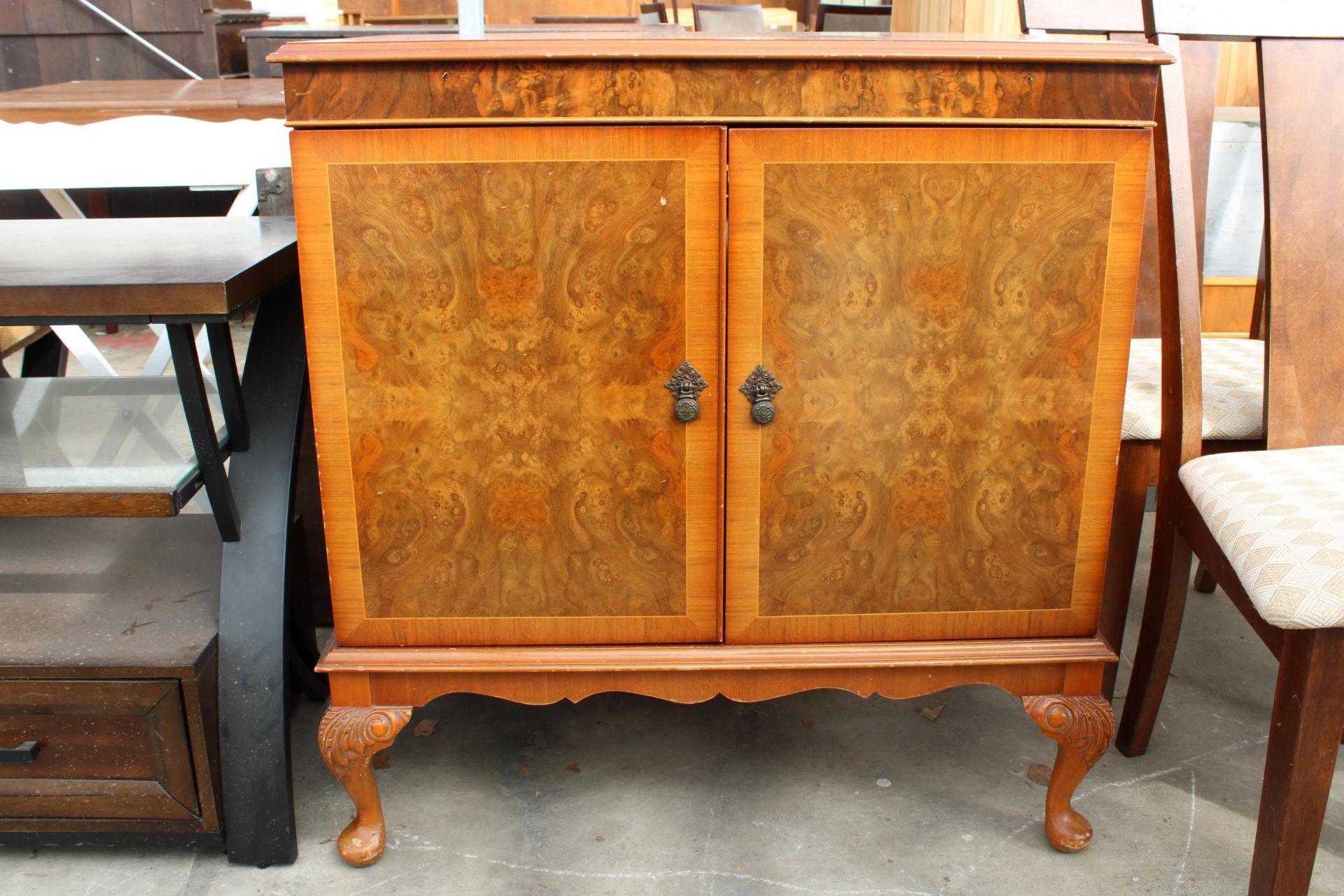 A CHARLES SHERATON WALNUT AND CROSSBANDED CABINET ON CABRIOLE LEGS, 33" WIDE - Bild 4 aus 5