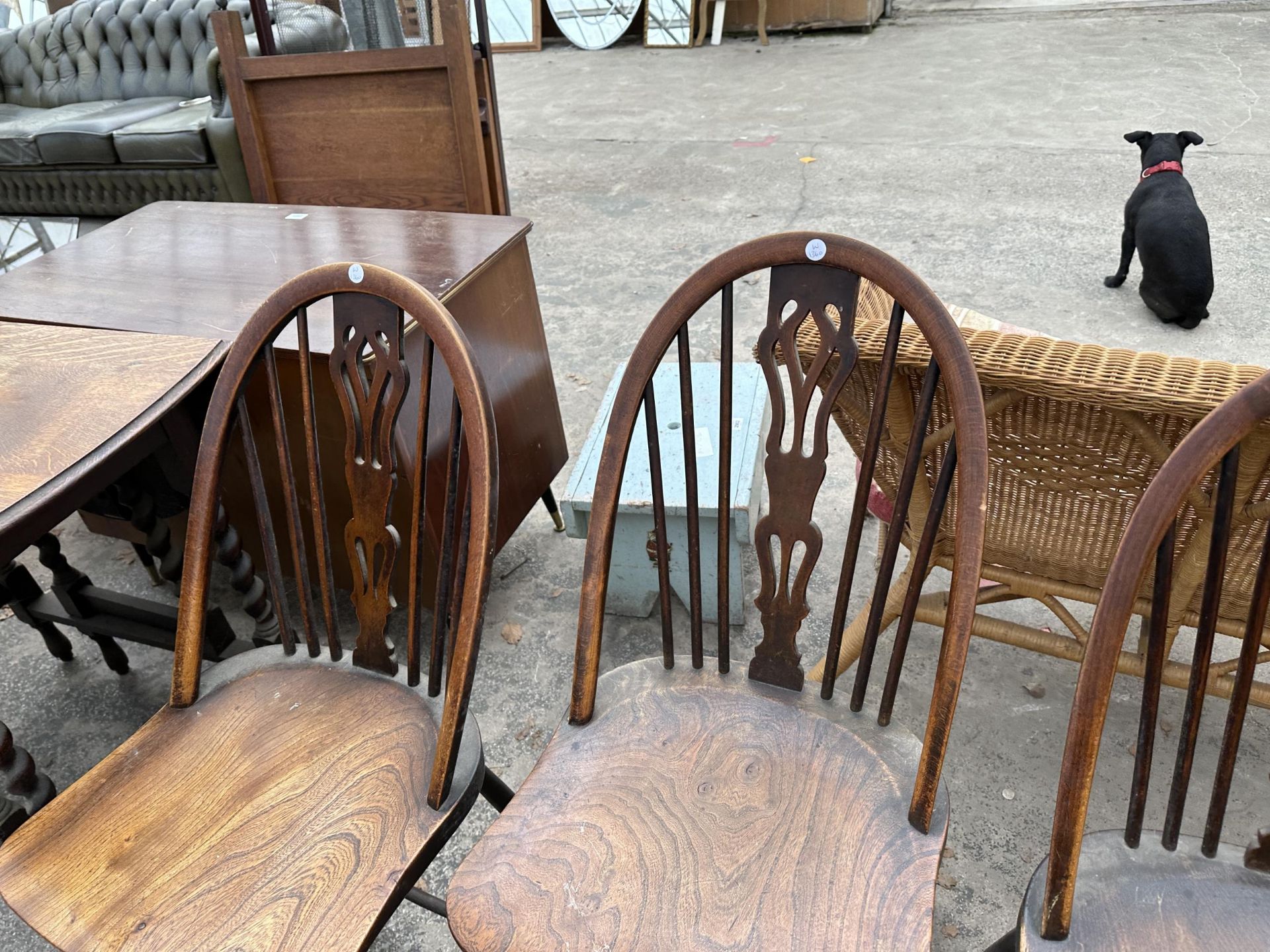 A SET OF FOUR ELM AND BEECH WINDSOR STYLE DINING CHAIRS WITH PIERCED SPLAT BACK - Bild 5 aus 6