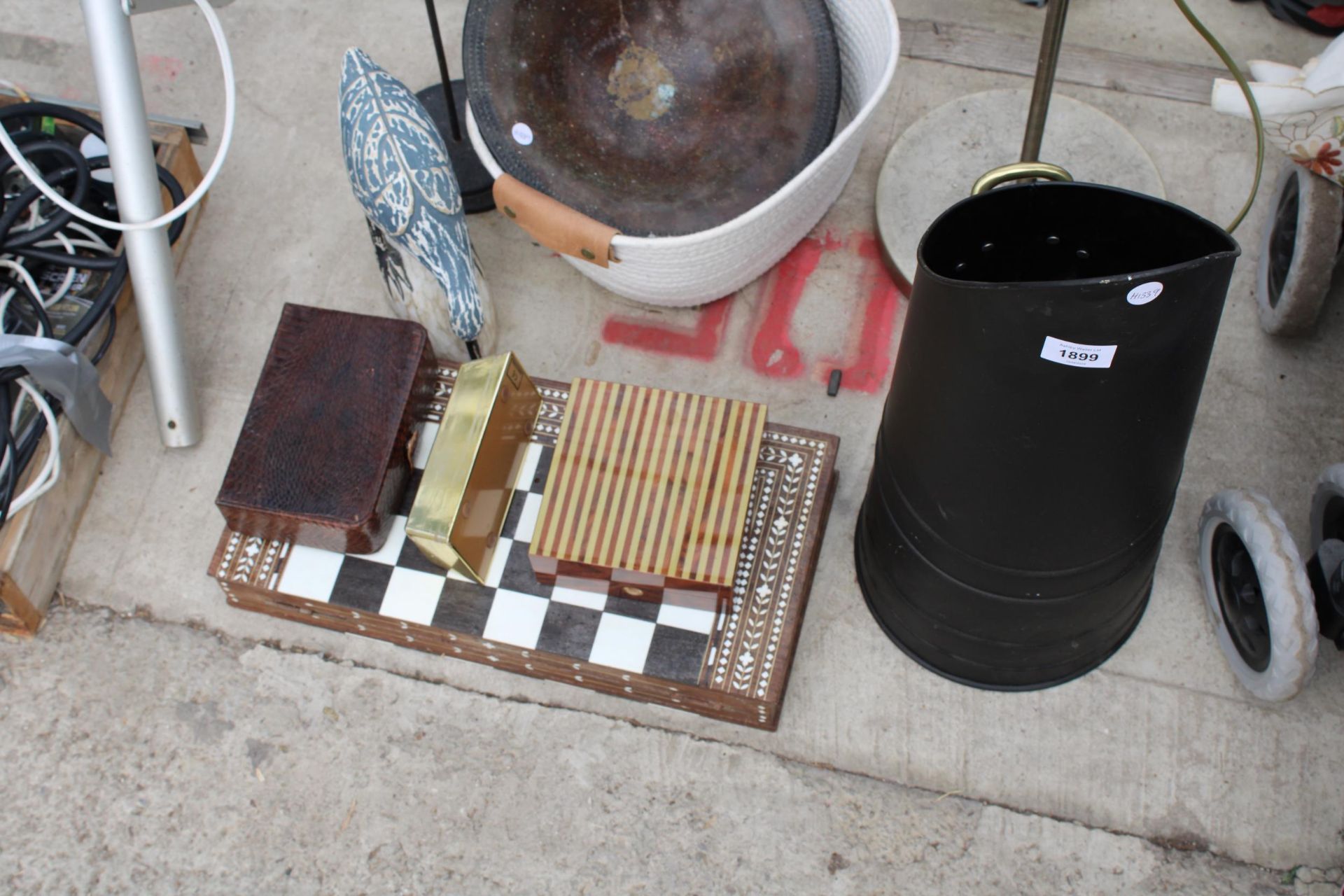 AN ASSORTMENT OF ITEMS TO INCLUDE A CHESS BOARD, A LAMP AND A COAL SCUTTLE ETC - Image 4 of 5