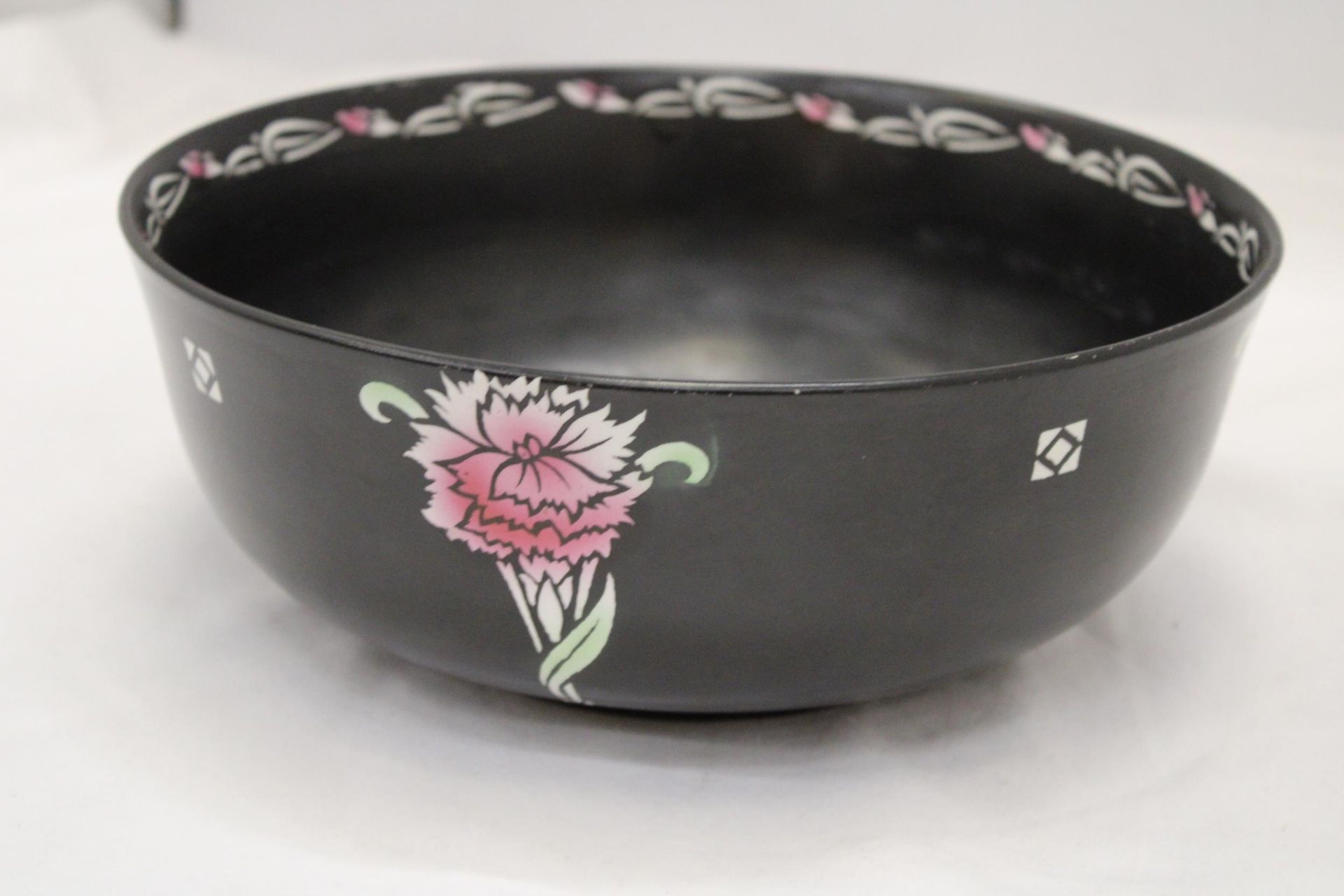 A VINTAGE SHELLEY BOWL, BLACK WITH FLORAL PATTERN, DIAMETER 24CM, SOME PAINTED RUBBED OFF FROM THE - Image 5 of 5