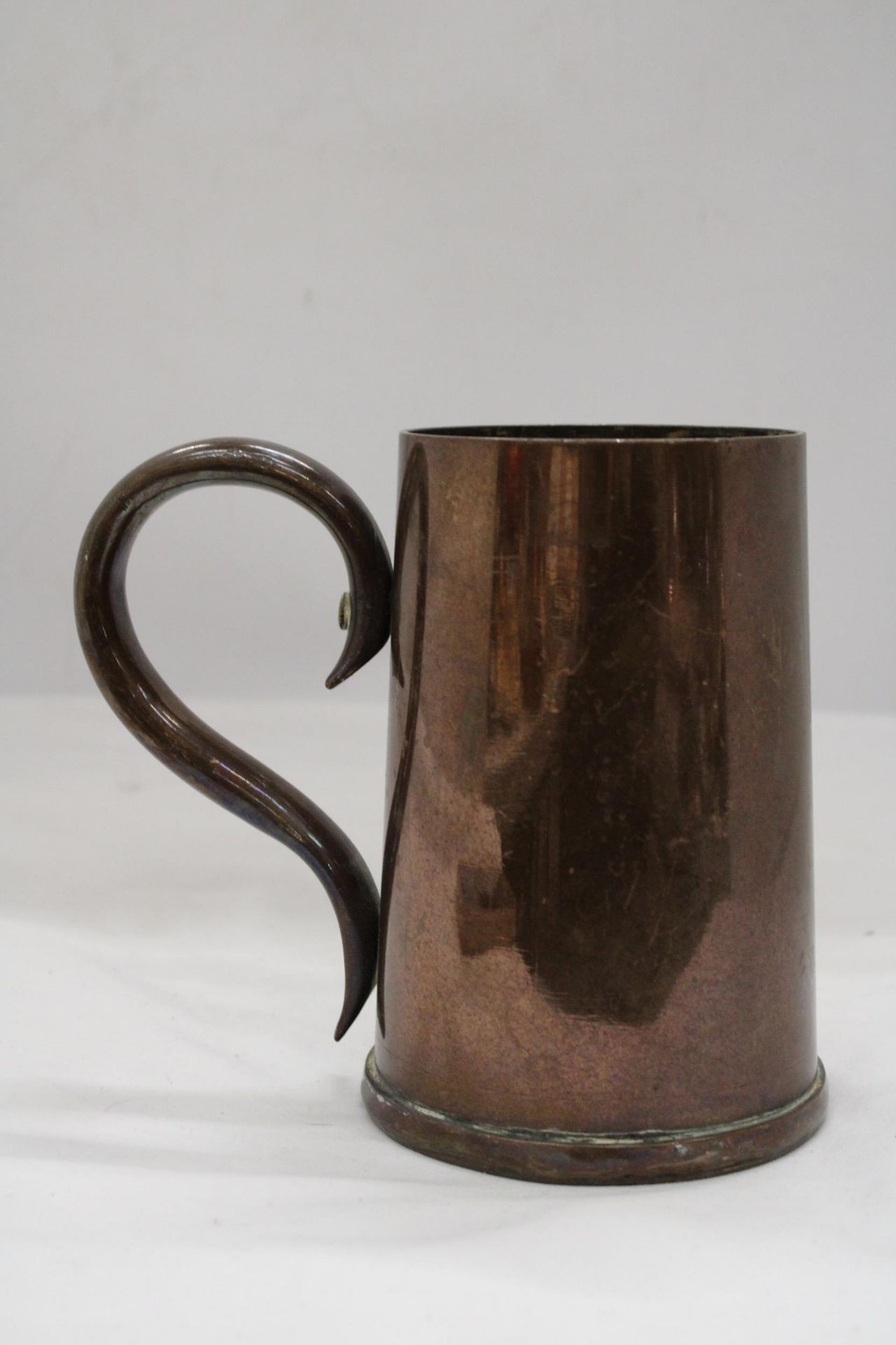 A VERY HEAVY VINTAGE COPPER TANKARD - Image 4 of 6