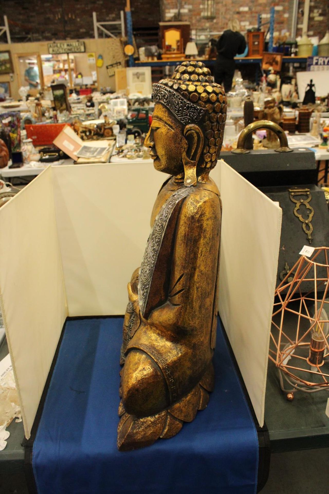 A LARGE GILDED MEDIATING BUDDAH FIGURE 24" TALL - Image 2 of 4