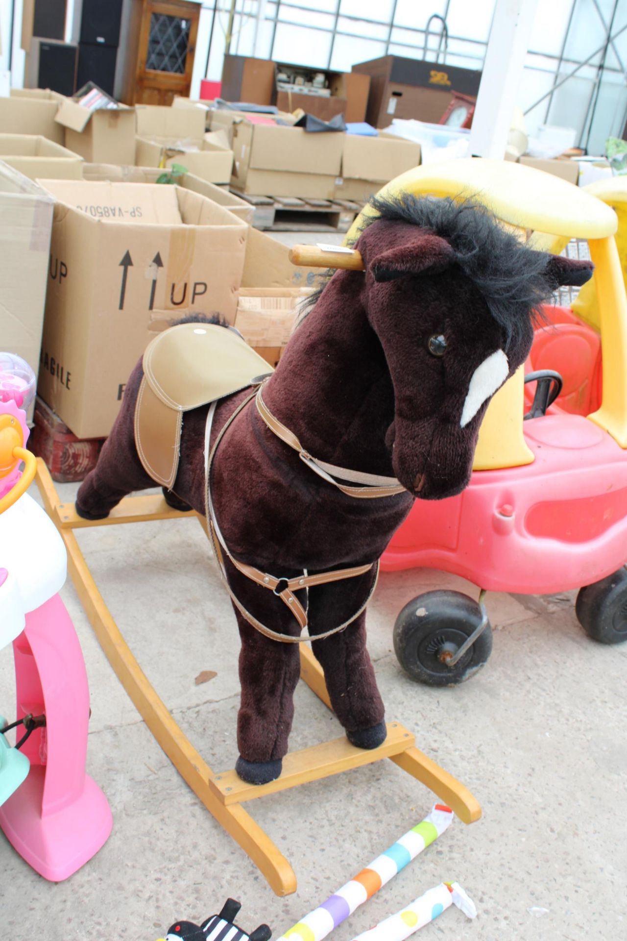 AN ASSORTMENT OF CHILDRENS ITEMS TO INCLUDE A ROCKING HORSE, A BOUNCER AND A SEAT ETC - Image 2 of 4