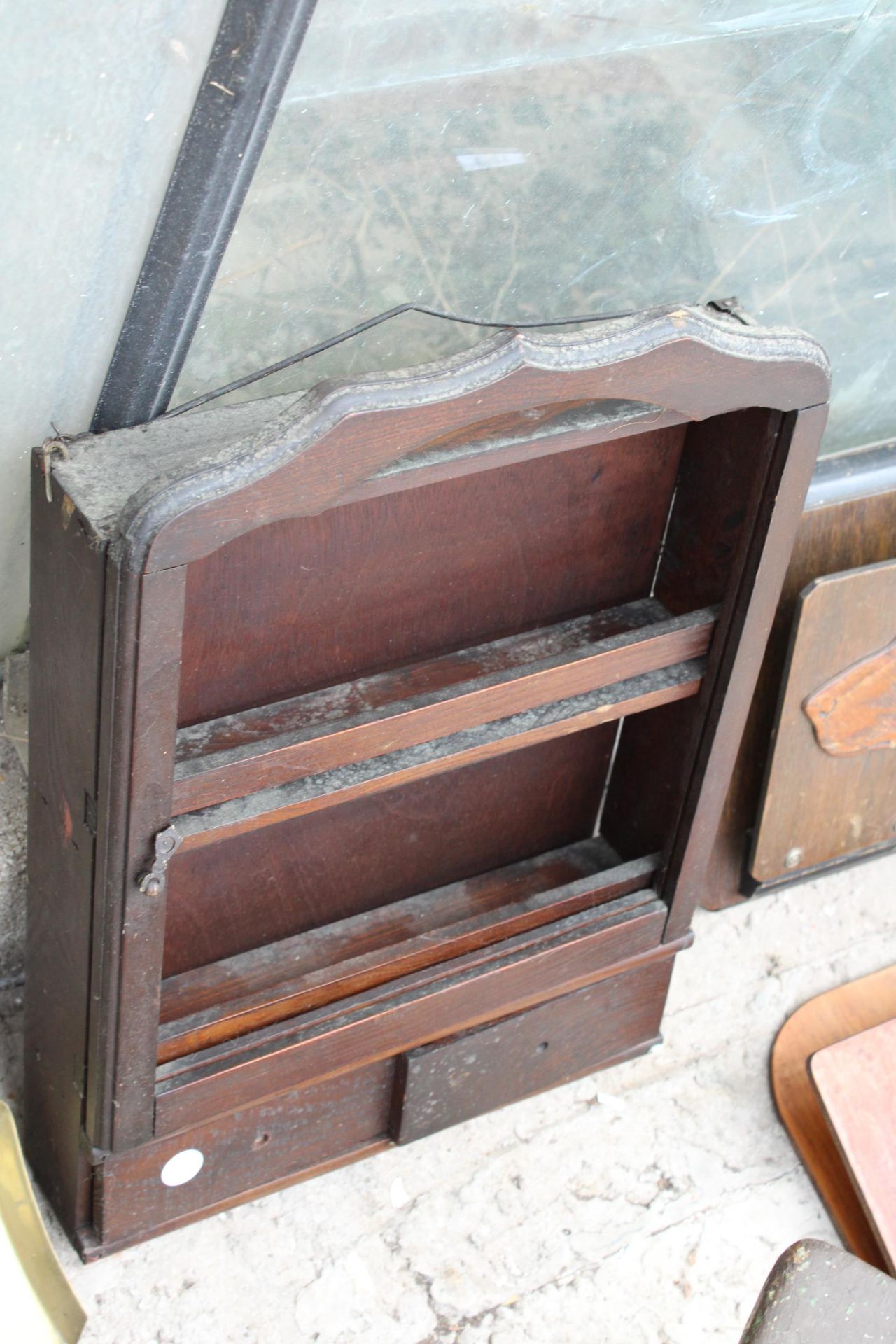 AN ASSORTMENT OF TREEN ITEMS TO INCLUDE A SMALL STOOL, A DISPLAY UNIT AND TWO MAGAZINE RACKS ETC - Bild 3 aus 4
