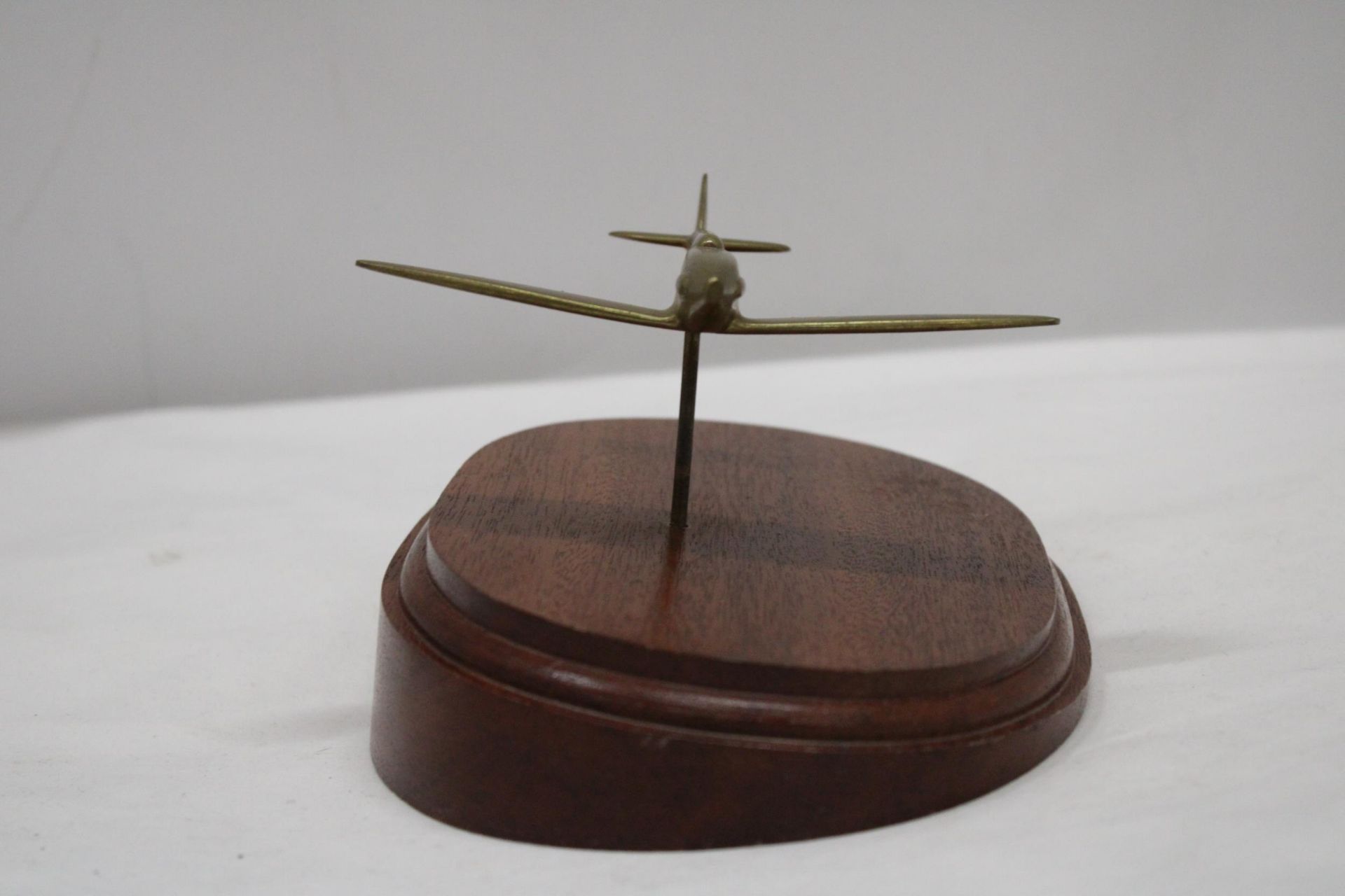 A BRASS MODEL OF AN RAF HAWKER HURRICANE WW11 AEROPLANE, ON A WOODEN PLINTH, HEIGHT APPROX 10CM - Image 3 of 5