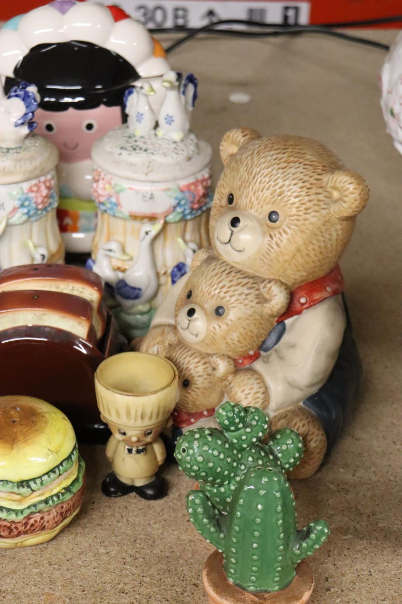A COLLECTION OF NOVELTY CRUET SETS AND STORAGE JARS - Image 3 of 5