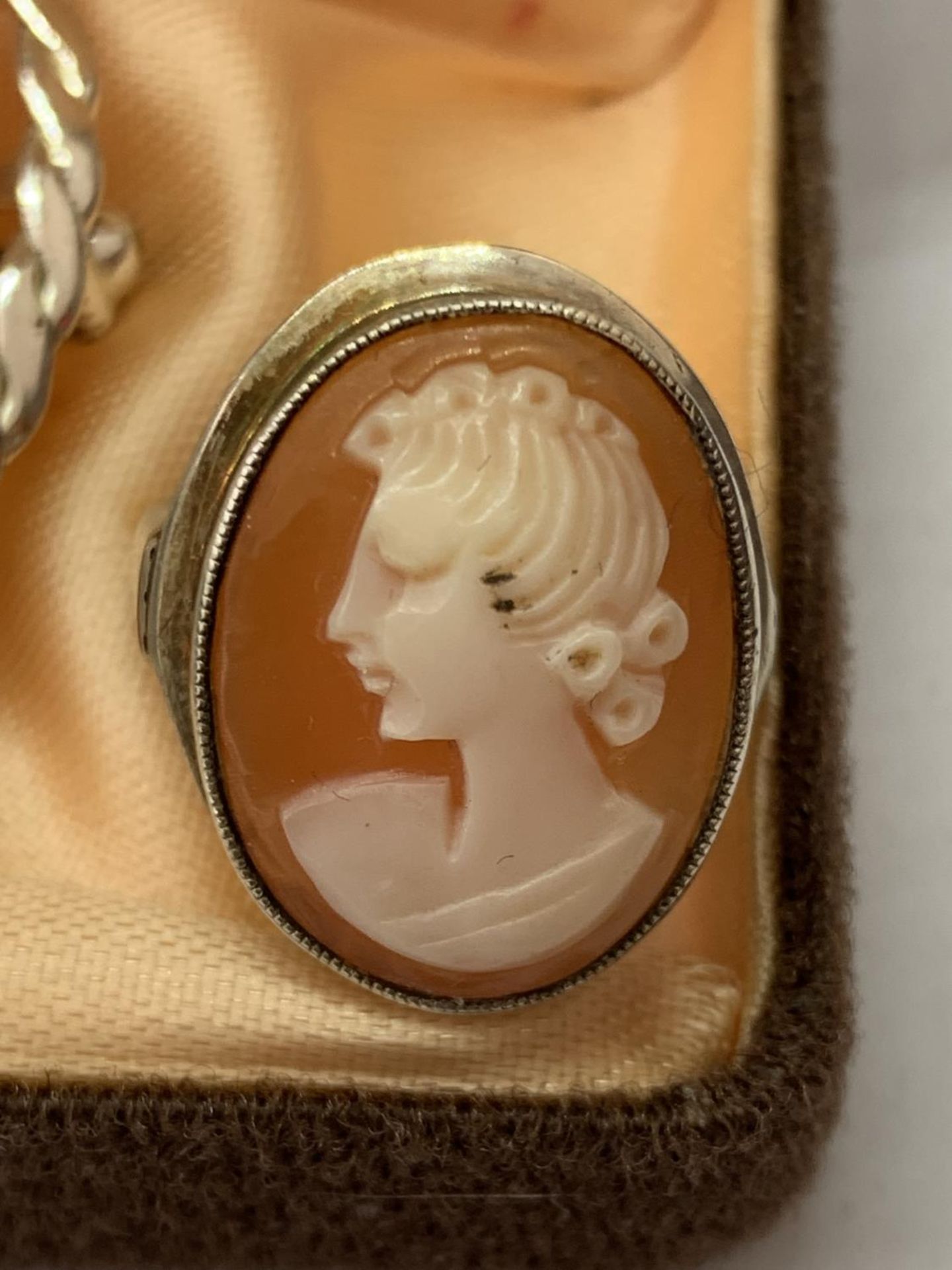 A SILVER CAMEO BROOCH AND RING IN A PRESENTATION BOX - Bild 3 aus 4