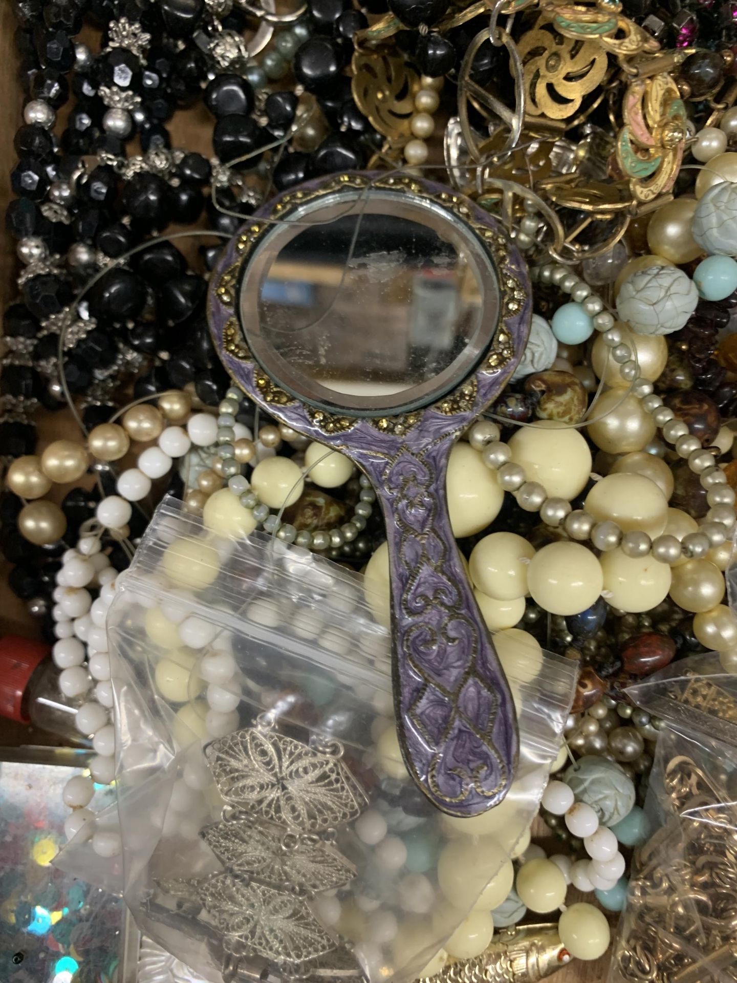 A QUANTITY OF COSTUME JEWELLERY TO INCLUDE NECKLACES, BRACELETS, ETC - Image 2 of 4