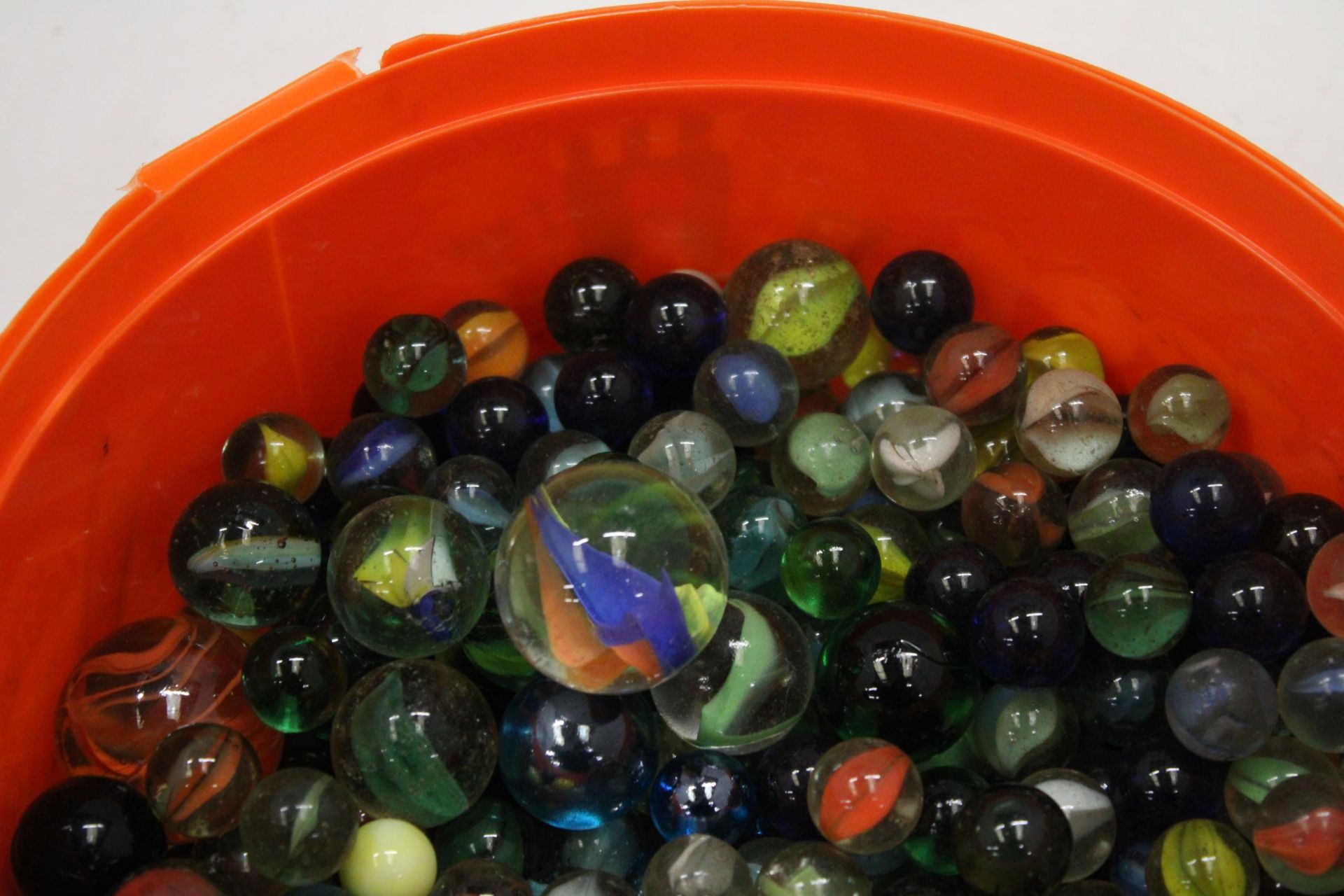 A LARGE COLLECTION OF VINTAGE MARBLES - Image 2 of 5