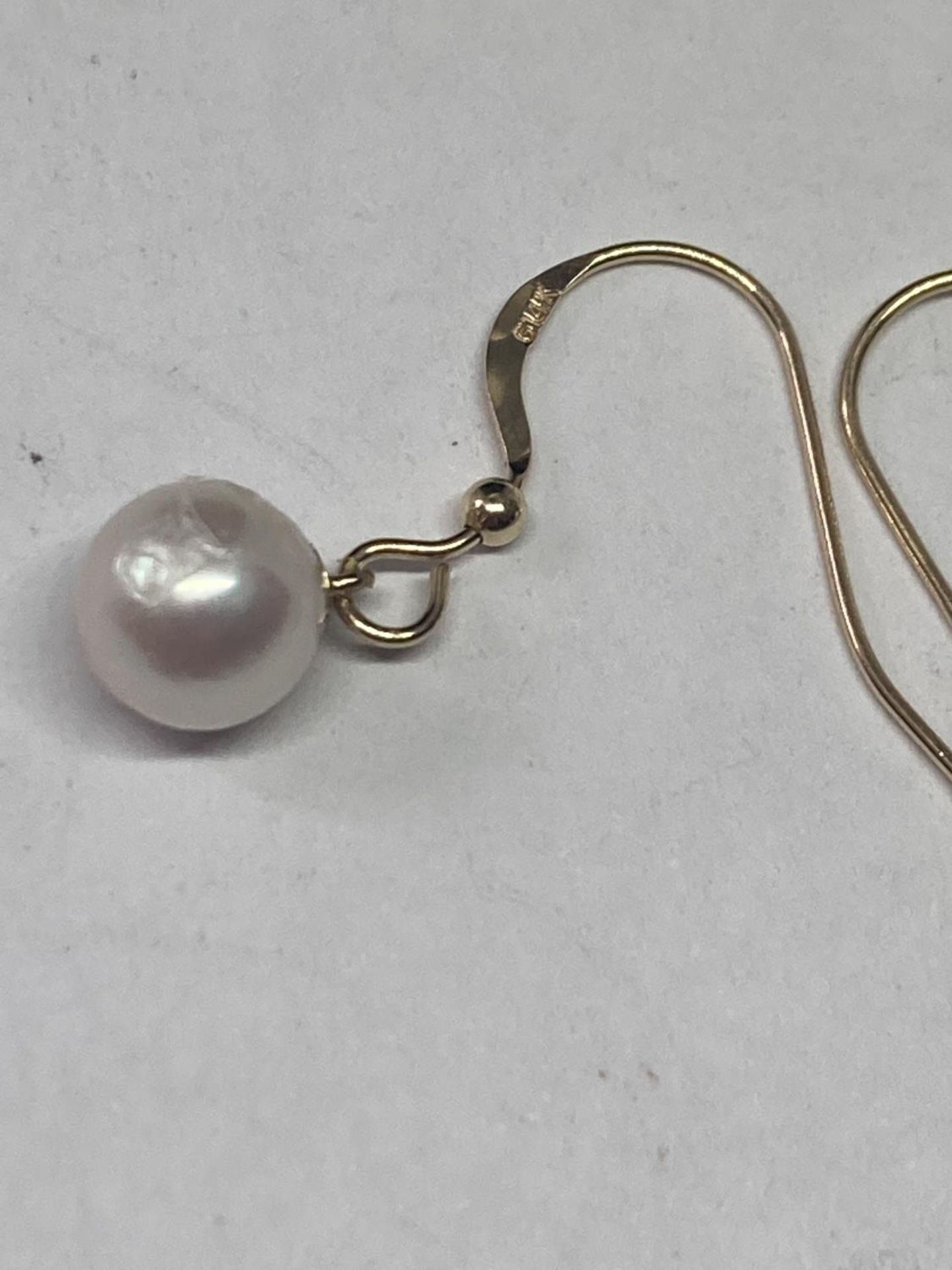 A PAIR OF MARKED 14K PEARL EARRINGS GROSS WEIGHT 1.36 GRAMS - Image 2 of 4