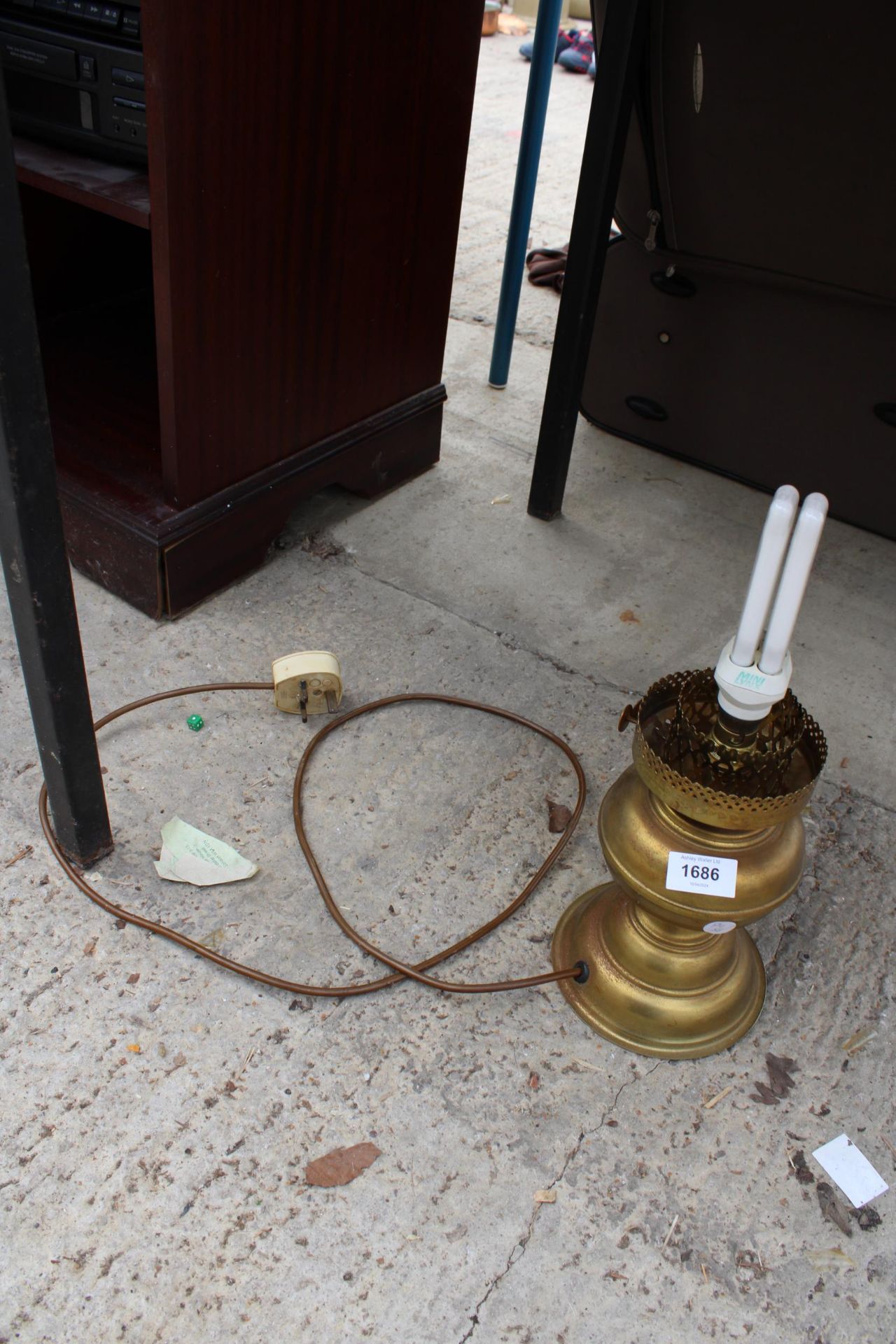 A VINTAGE BRASS OIL LAMP CONVERTED TO ELECTRIC