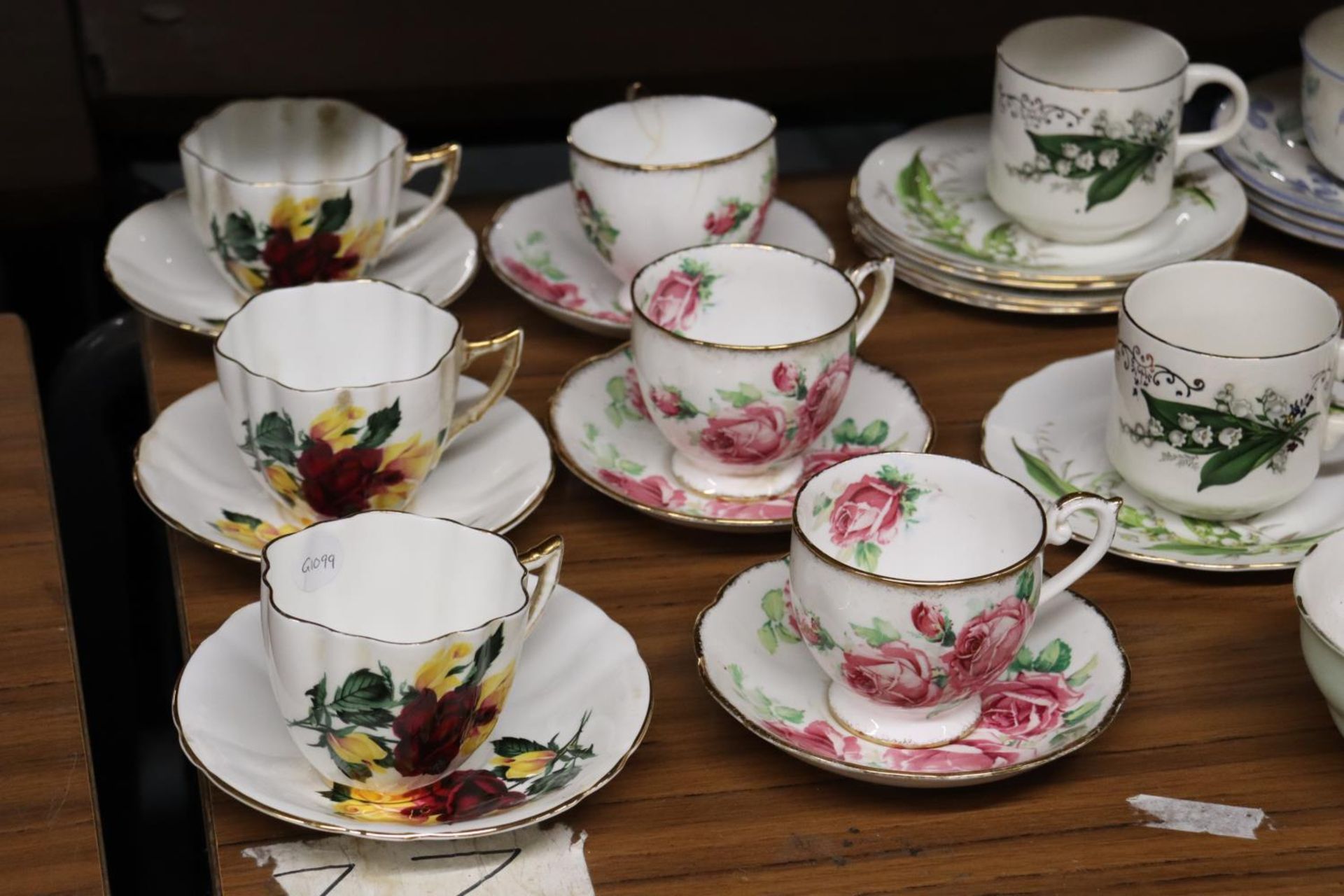 A LARGE QUANTITY OF VINTAGE CHINA CUPS AND SAUCERS TO INCLUDE ROYAL STAFFORD, COLCLOUGH, QUEEN ANNE, - Image 2 of 5