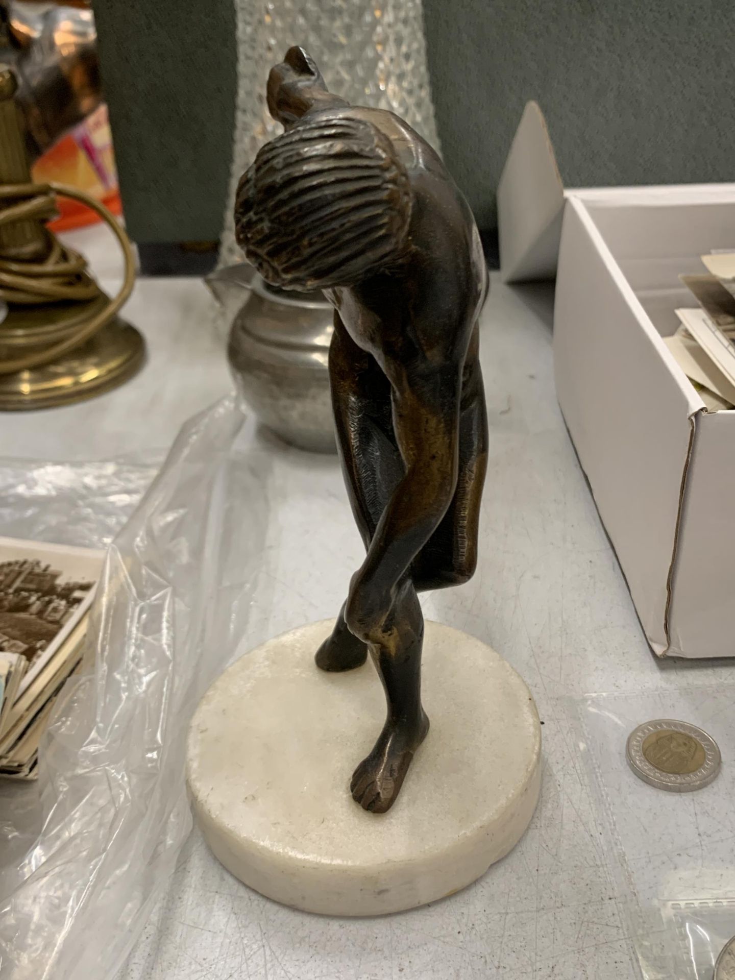 A BRONZE MODEL OF A GREEK DISCUS THROWER, HEIGHT 19CM - Image 3 of 3