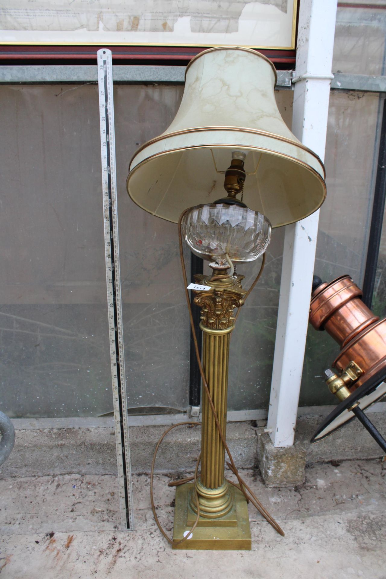 A VINTAGE HEAVY BRASS TABLE LAMP WITH SHADE (A/F)