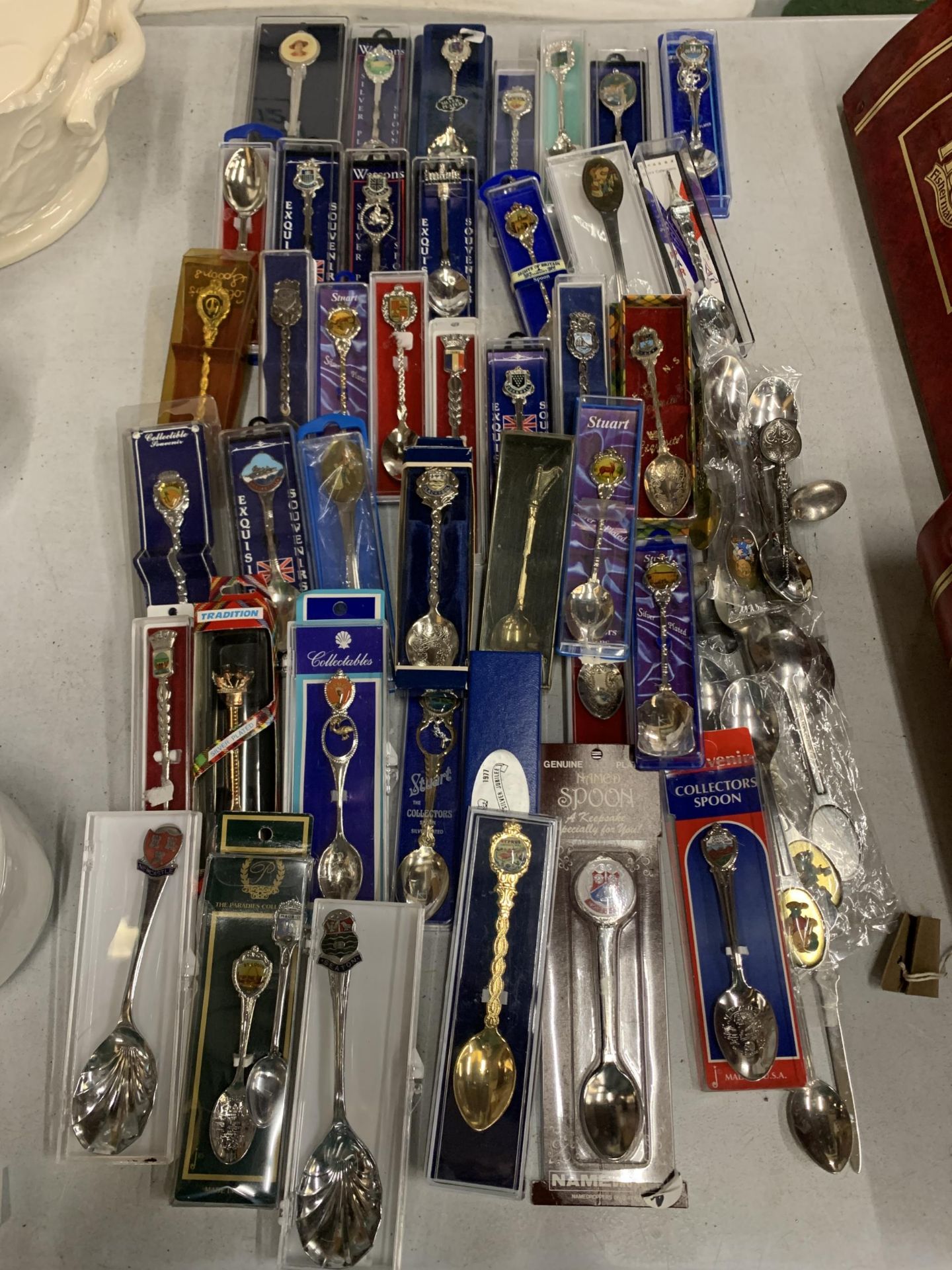 A LARGE COLLECTION OF COLLECTOR SPOONS ( SOME SILVER PLATED ) TO INCLUDE "THE GRAND CANYON" "THE