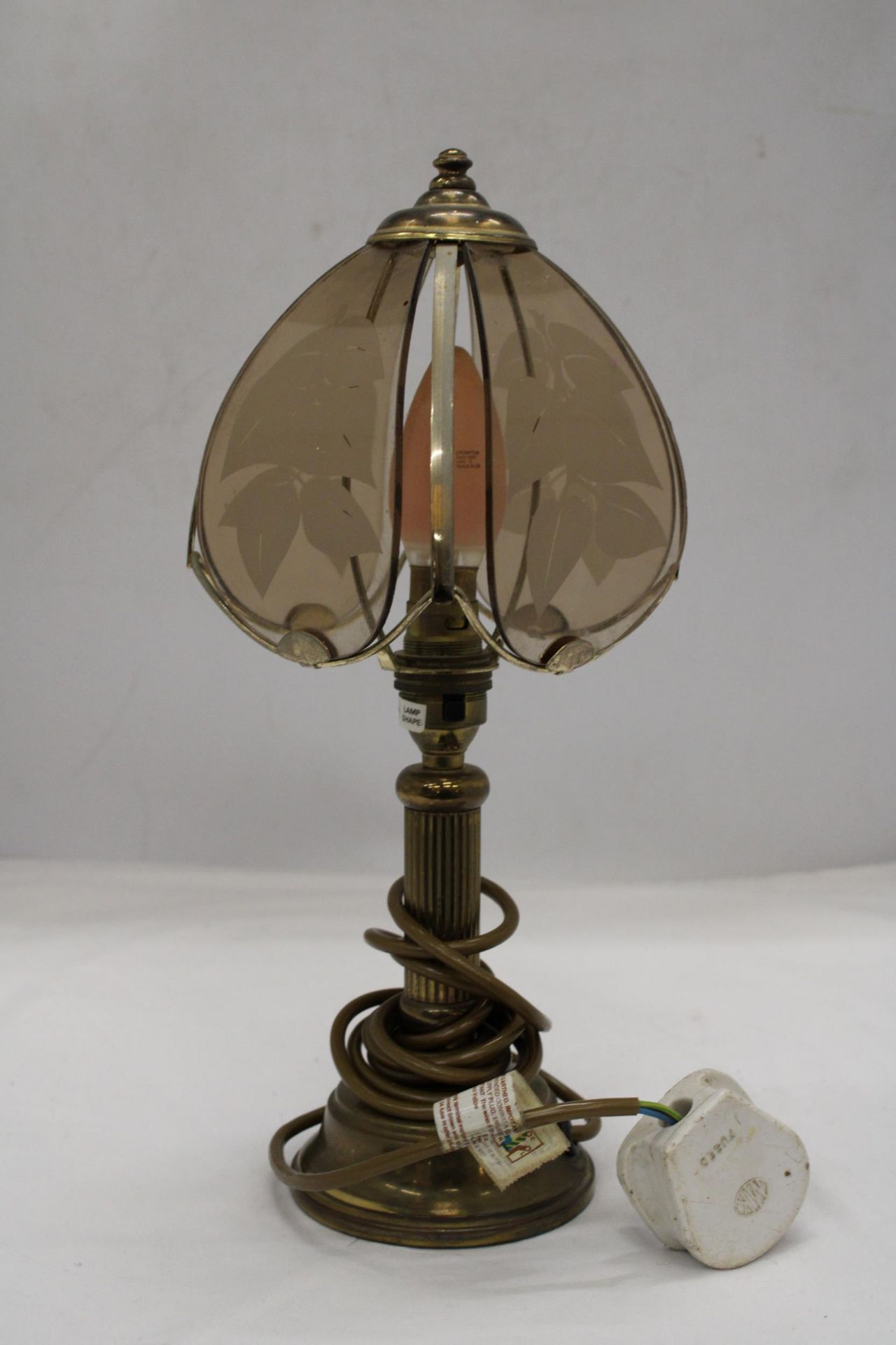 A VINTAGE STYLE, BRASS TABLE LAMP, WITH COLUMN BASE AND A GLASS SHADE, HEIGHT 36CM - Image 2 of 5