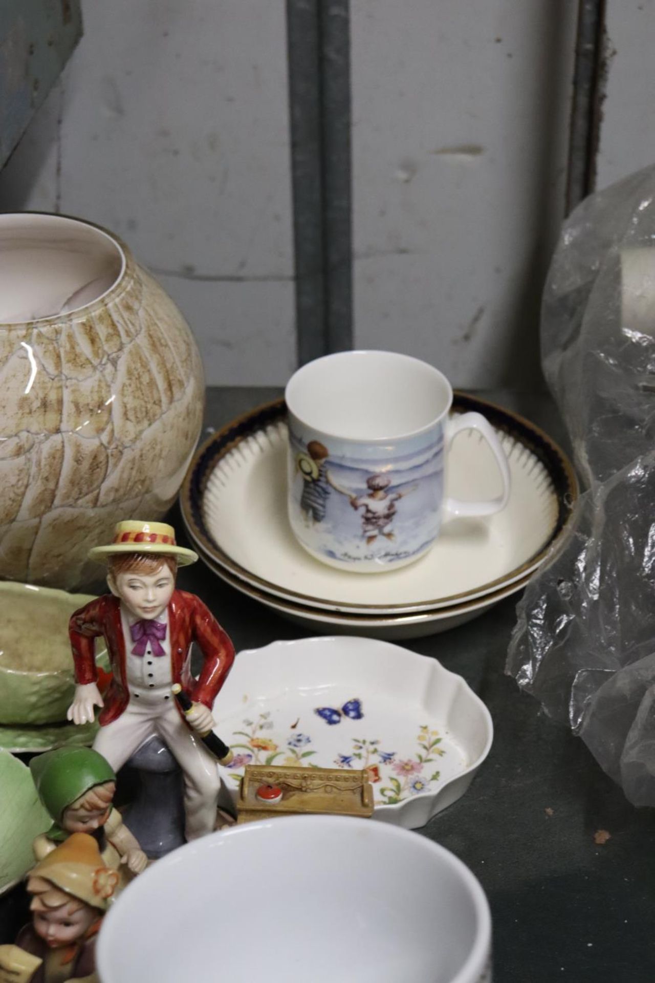 A COLLECTION OF CERAMICS TO INCLUDE FIGURINES, PLATES, VASES ETC - Image 5 of 6