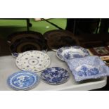 A QUANTITY OF COLLECTOR'S PLATES AND SHALLOW BOWLS TO INCLUDE FENTON CHINA, MYOTT FINLANDIA, ROYAL