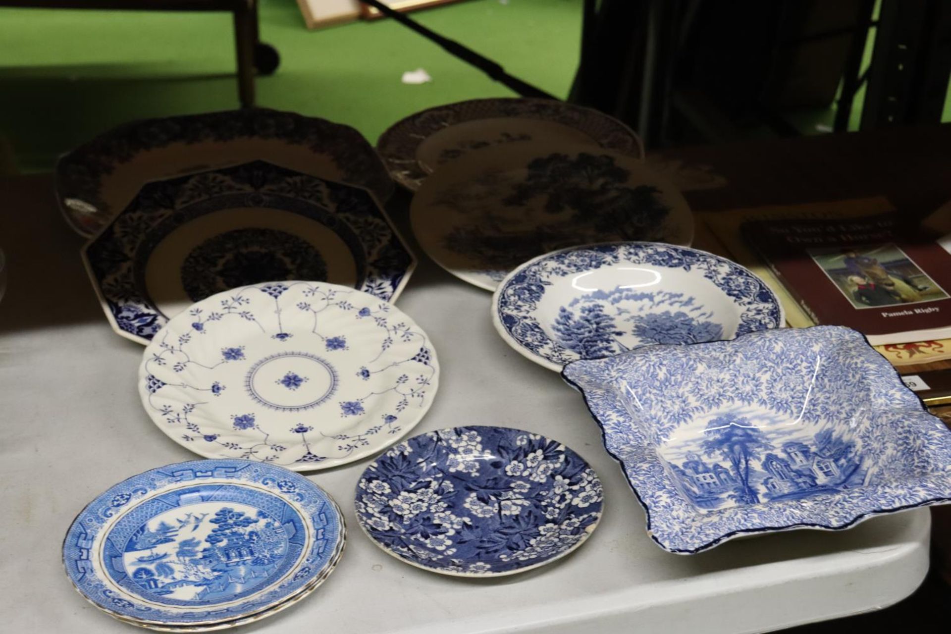 A QUANTITY OF COLLECTOR'S PLATES AND SHALLOW BOWLS TO INCLUDE FENTON CHINA, MYOTT FINLANDIA, ROYAL