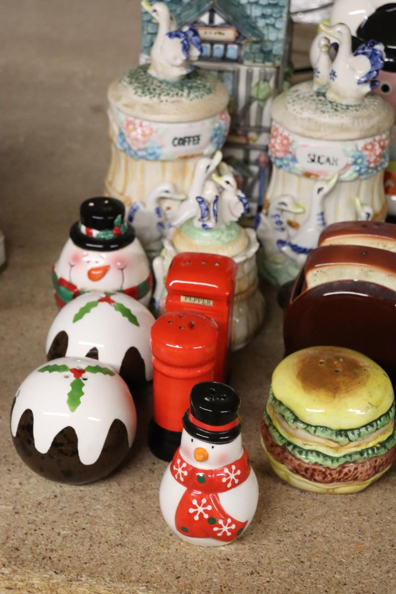 A COLLECTION OF NOVELTY CRUET SETS AND STORAGE JARS - Image 4 of 5