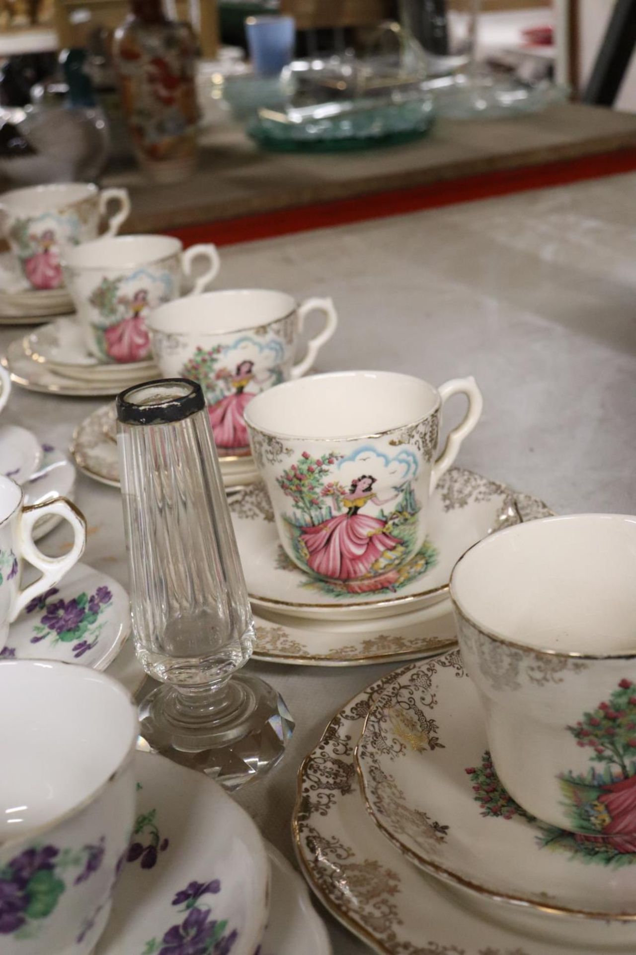 A LARGE QUANTITY OF VINTAGE CHINA TRIOS TO INCLUDE EDWARDIAN POTTERY, A , HALLMARKED SILVER TOPPED - Image 5 of 5
