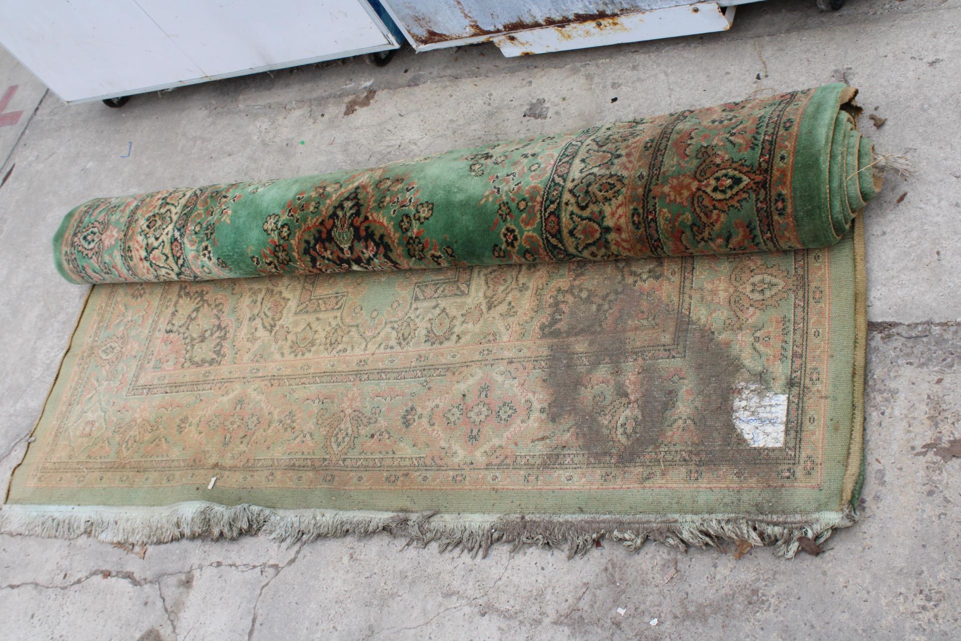 A VINTAGE GREEN PATTERNED FRINGED RUG - Bild 3 aus 3